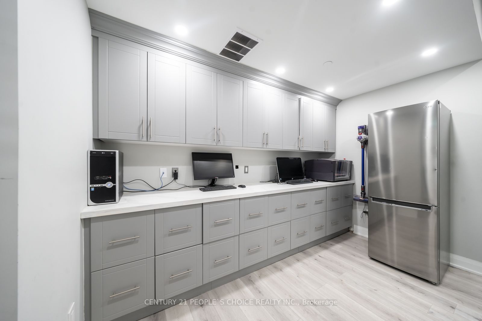 7956 Torbram Road 18 Property Photo 16