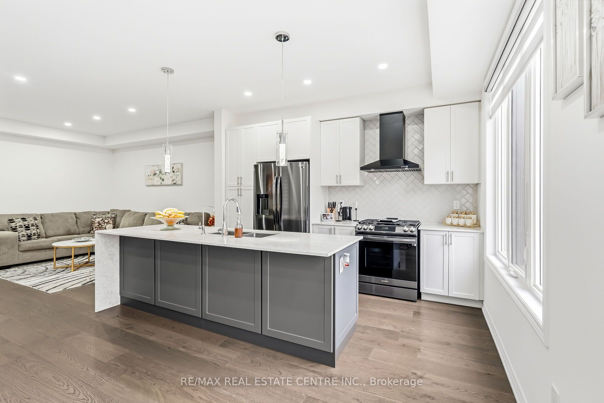 488 Parent Place Property Photo 3