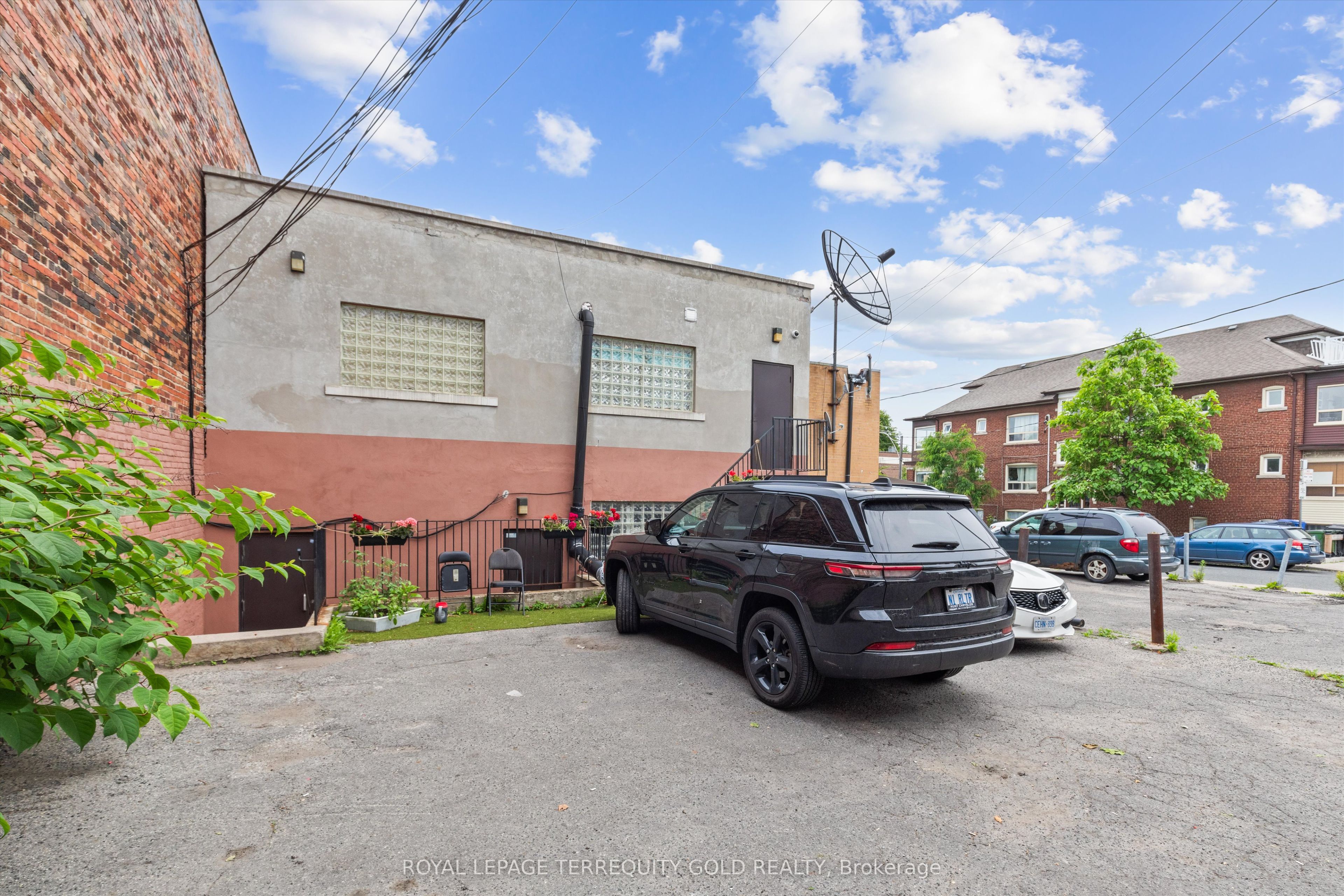 1662 & 1664 Dufferin Street Property Photo 27