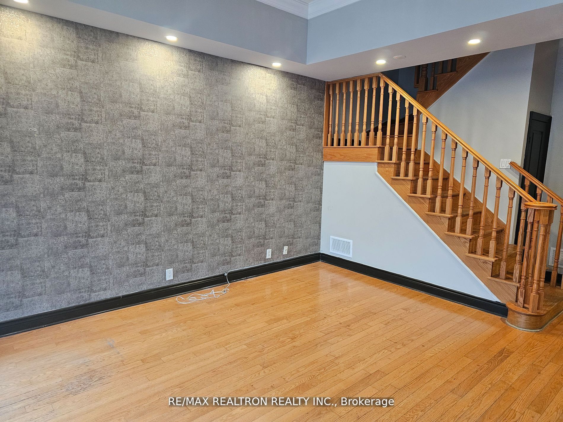 3939 Duke Of York Blvd Property Photo 2