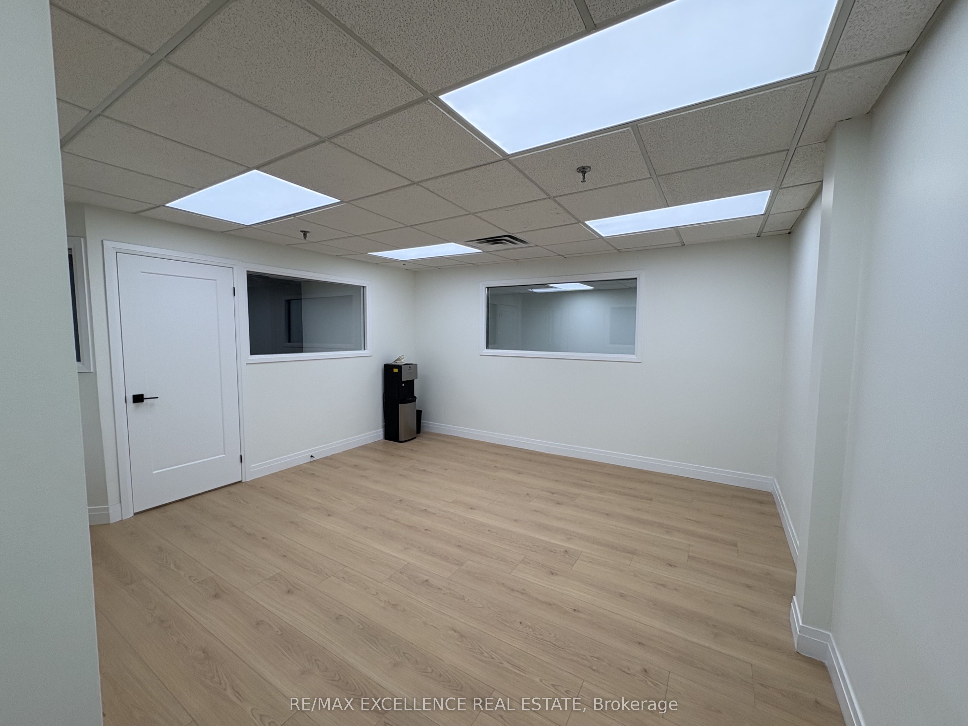 5484 Tomken Road 4 Property Photo 6