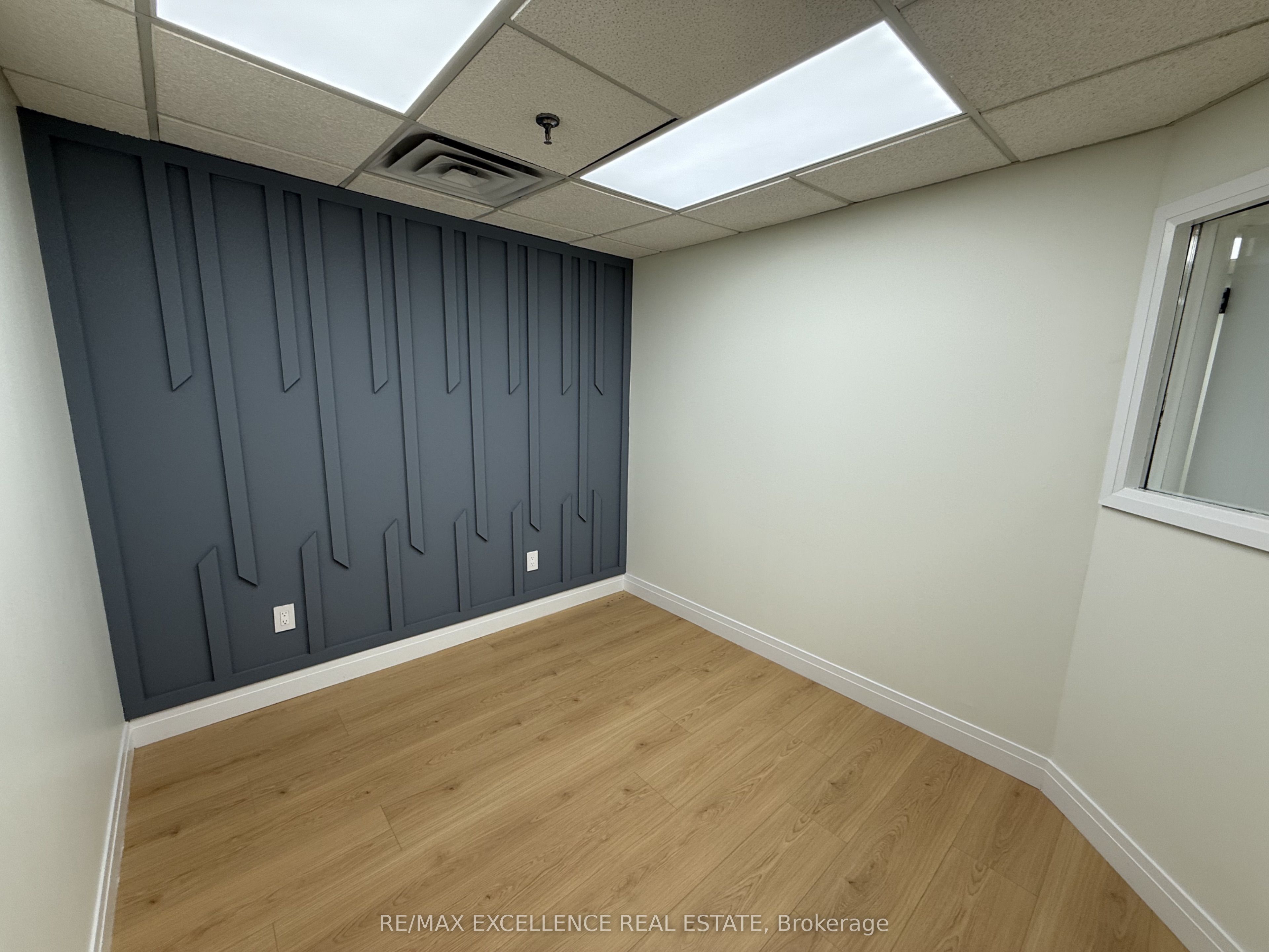 5484 Tomken Road 4 Property Photo 7