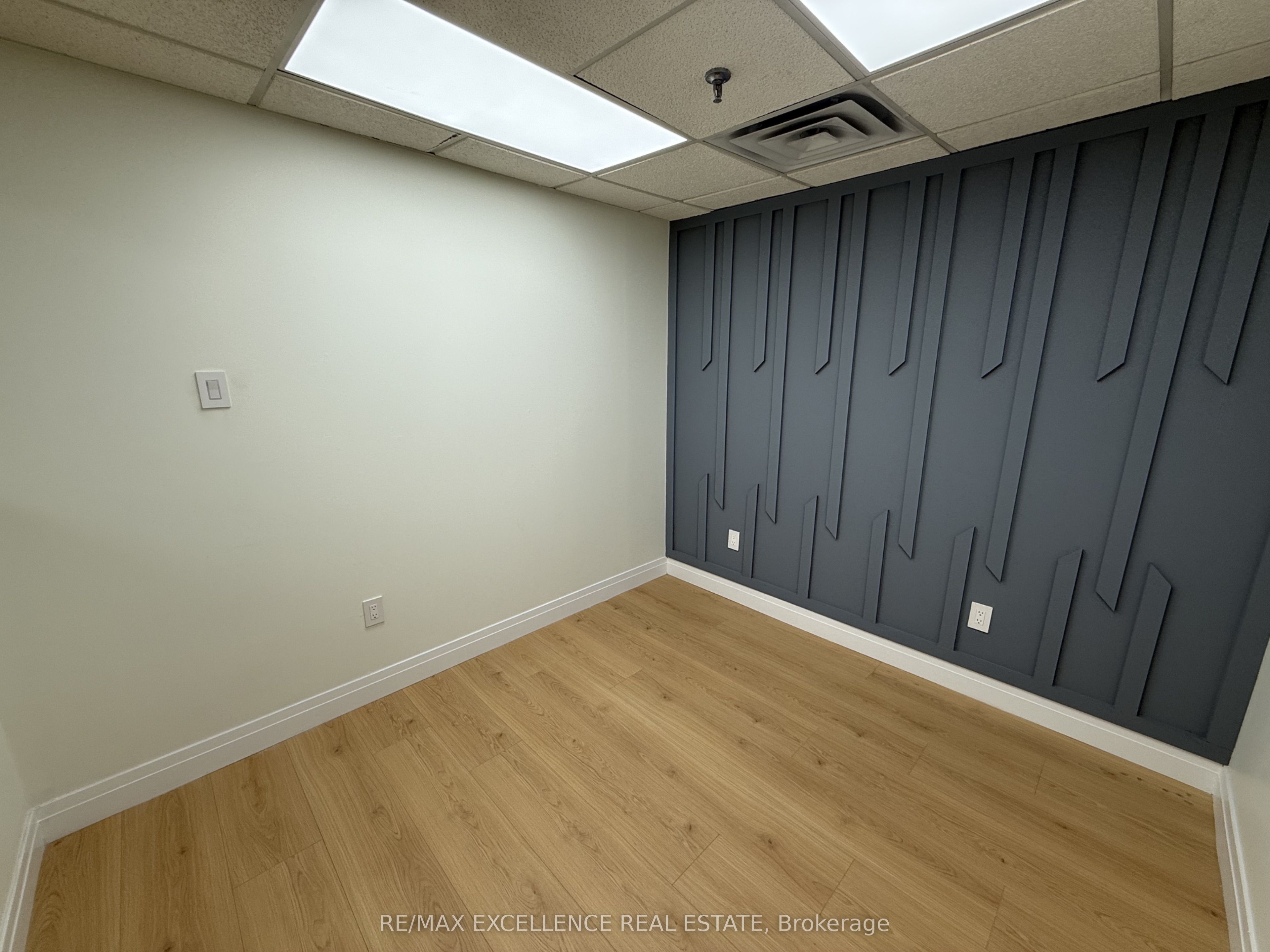 5484 Tomken Road 4 Property Photo 8