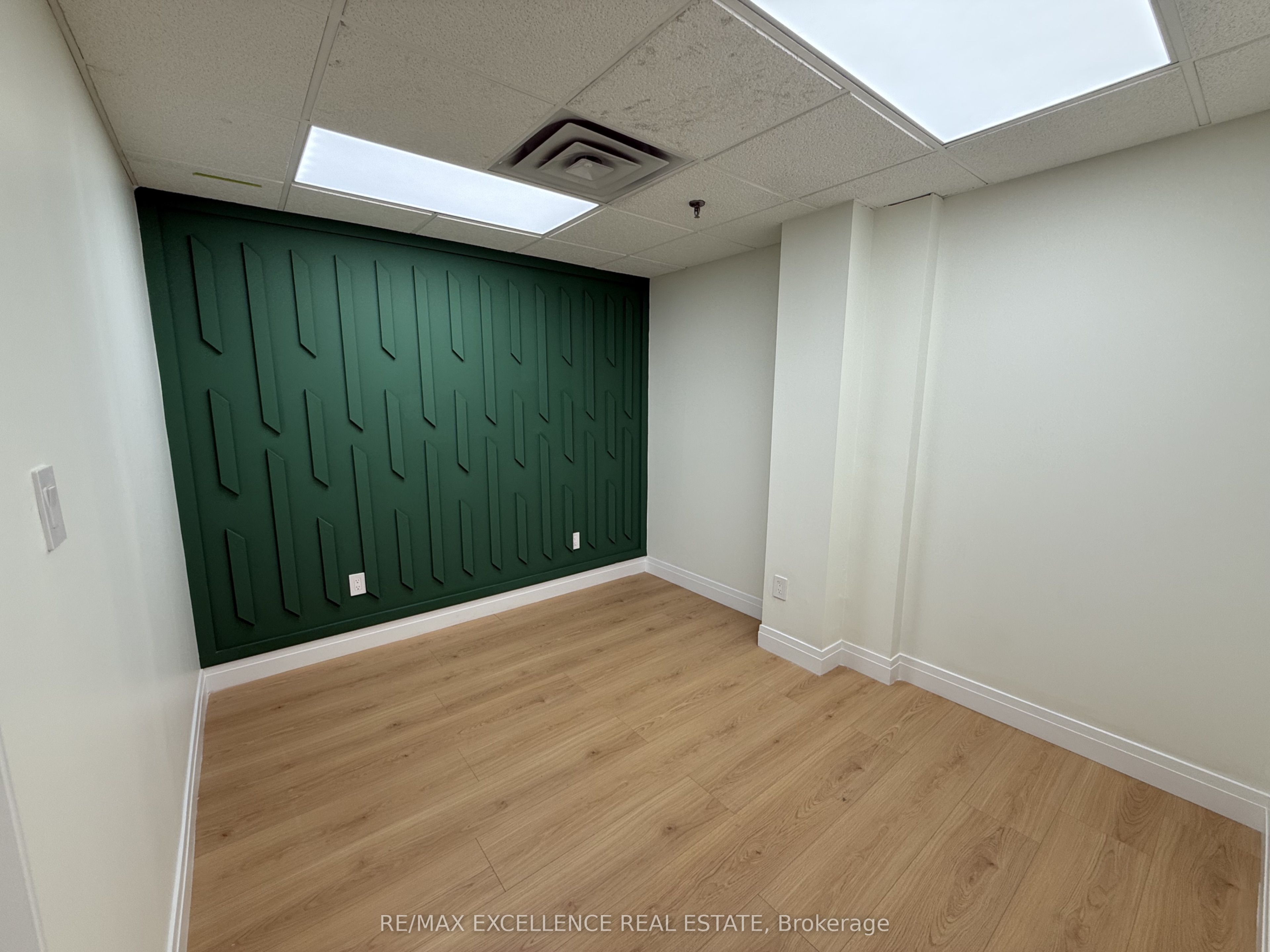 5484 Tomken Road 4 Property Photo 9