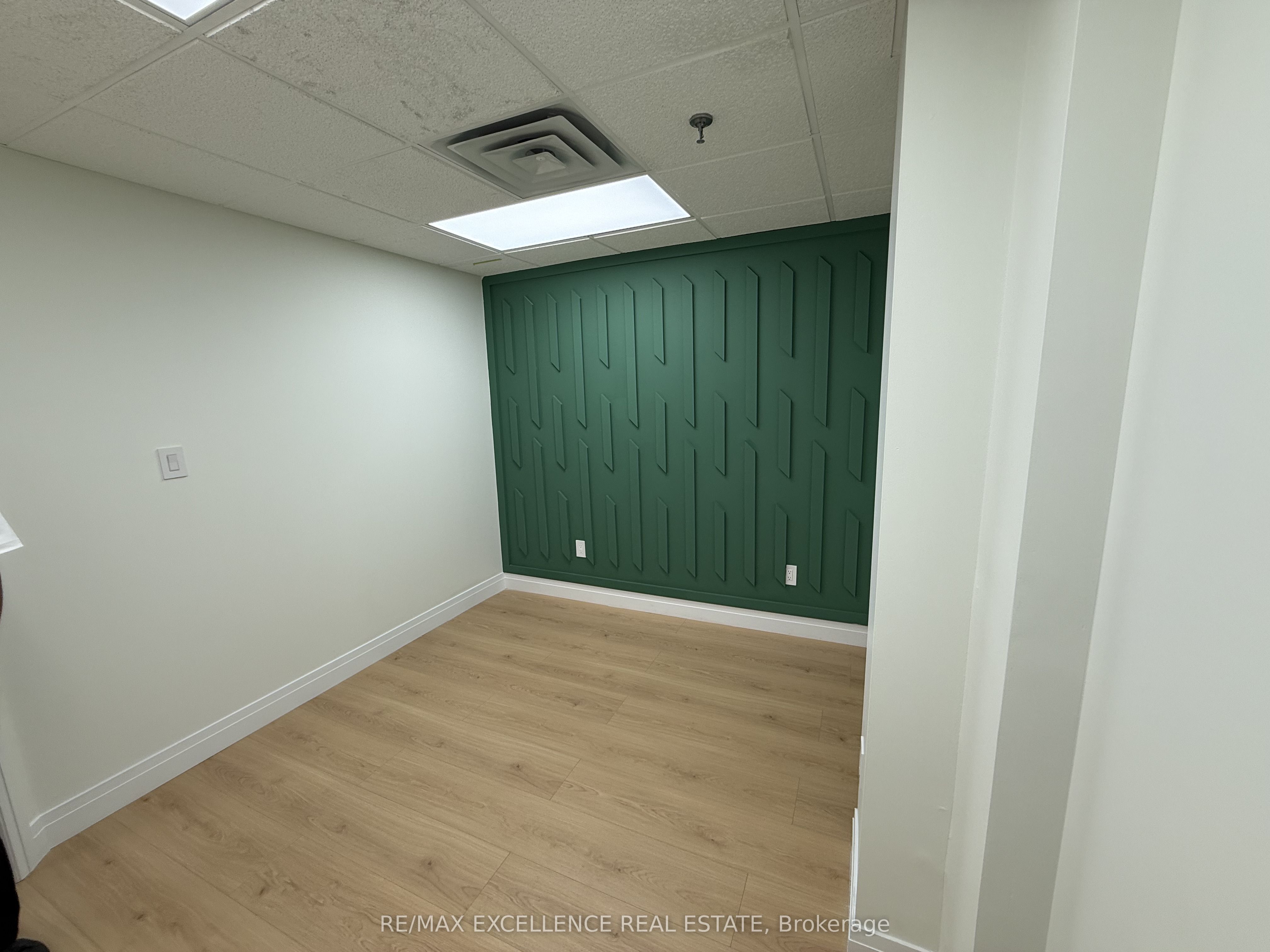 5484 Tomken Road 4 Property Photo 10