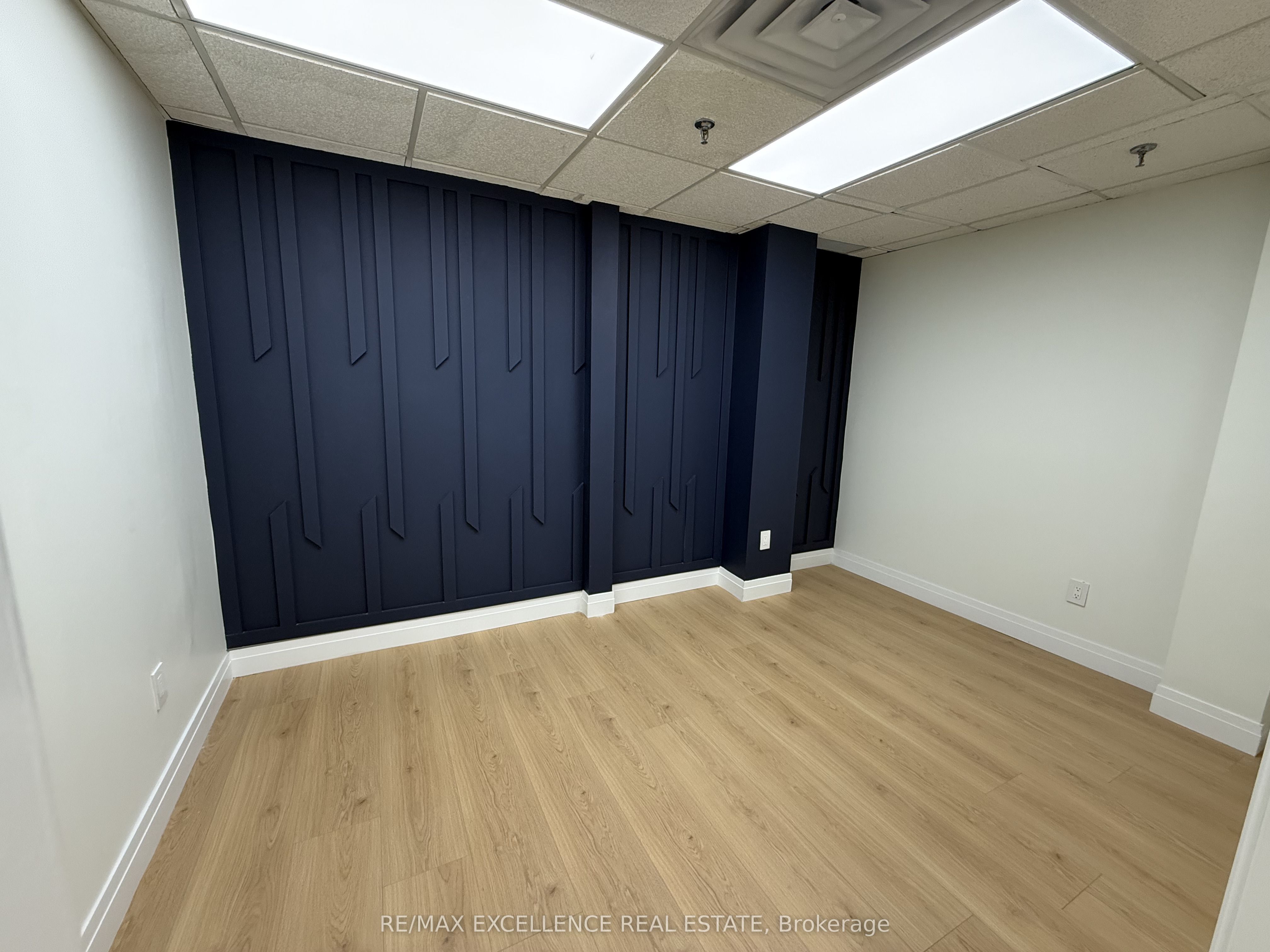 5484 Tomken Road 4 Property Photo 11