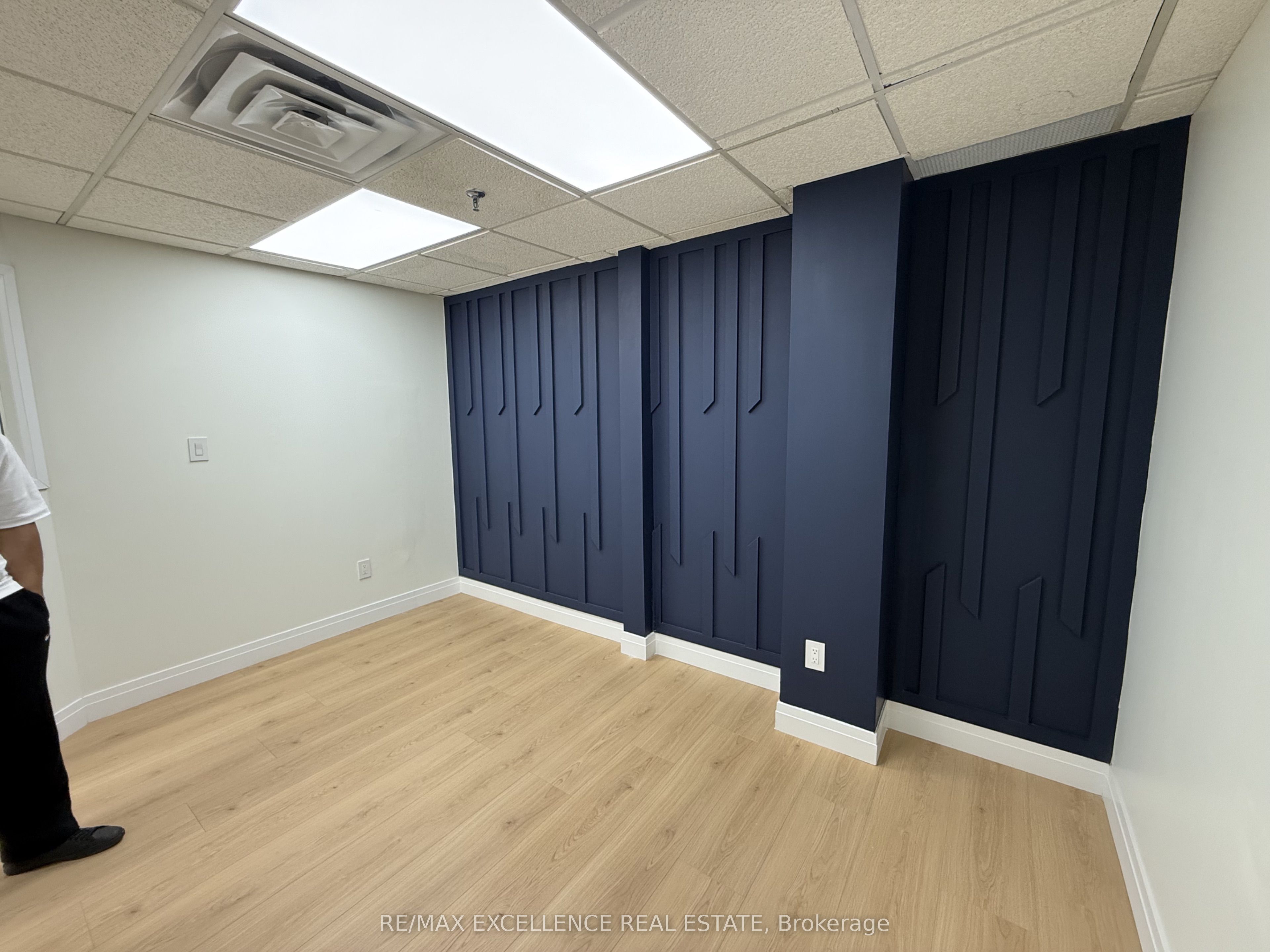 5484 Tomken Road 4 Property Photo 12