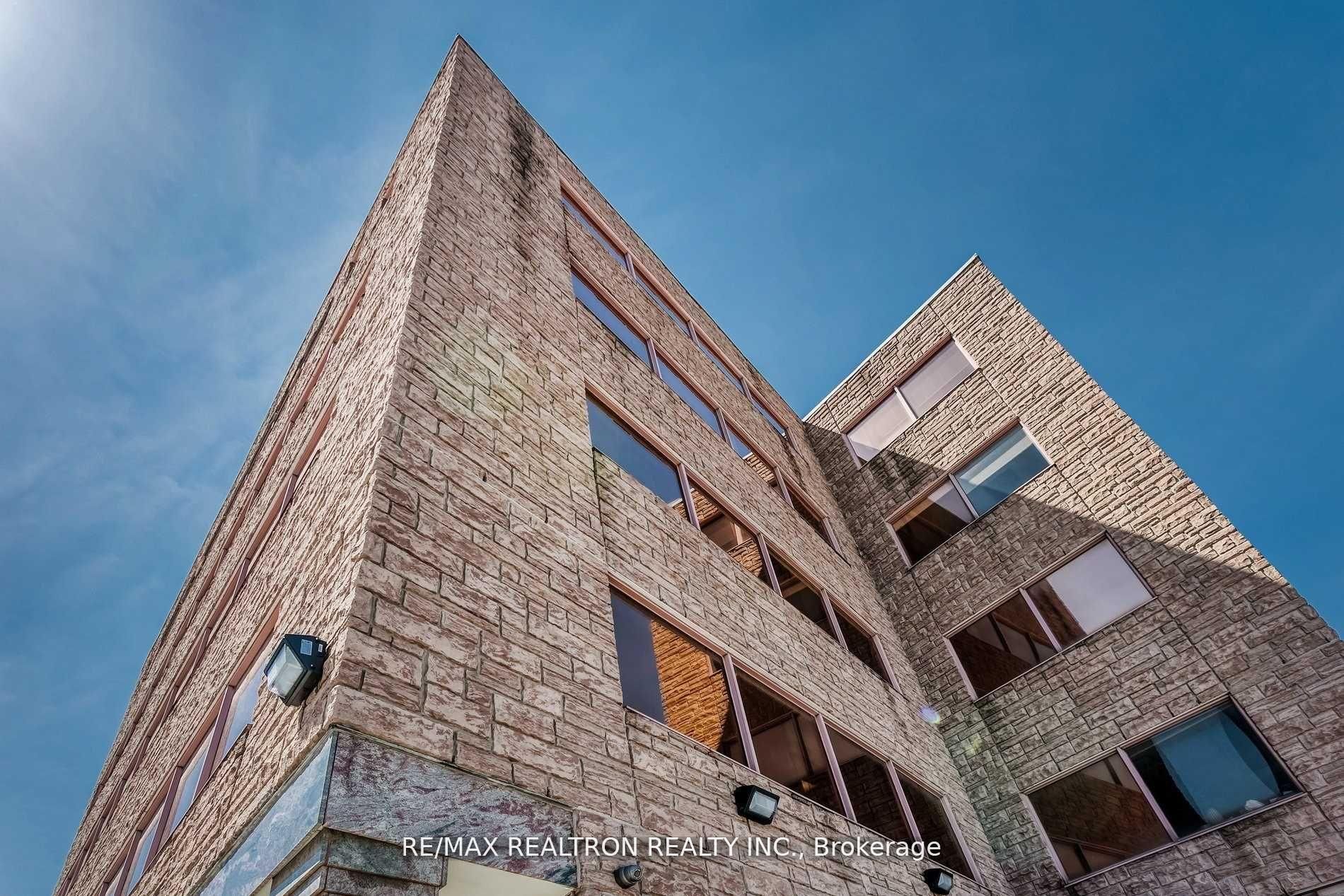 1018 Finch Avenue W 404 Property Photo 2