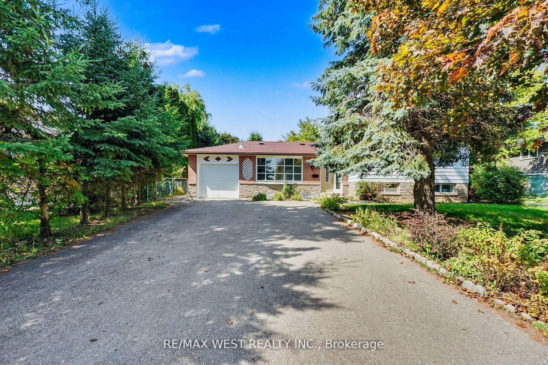 15 Lawrence Avenue Property Photo 1