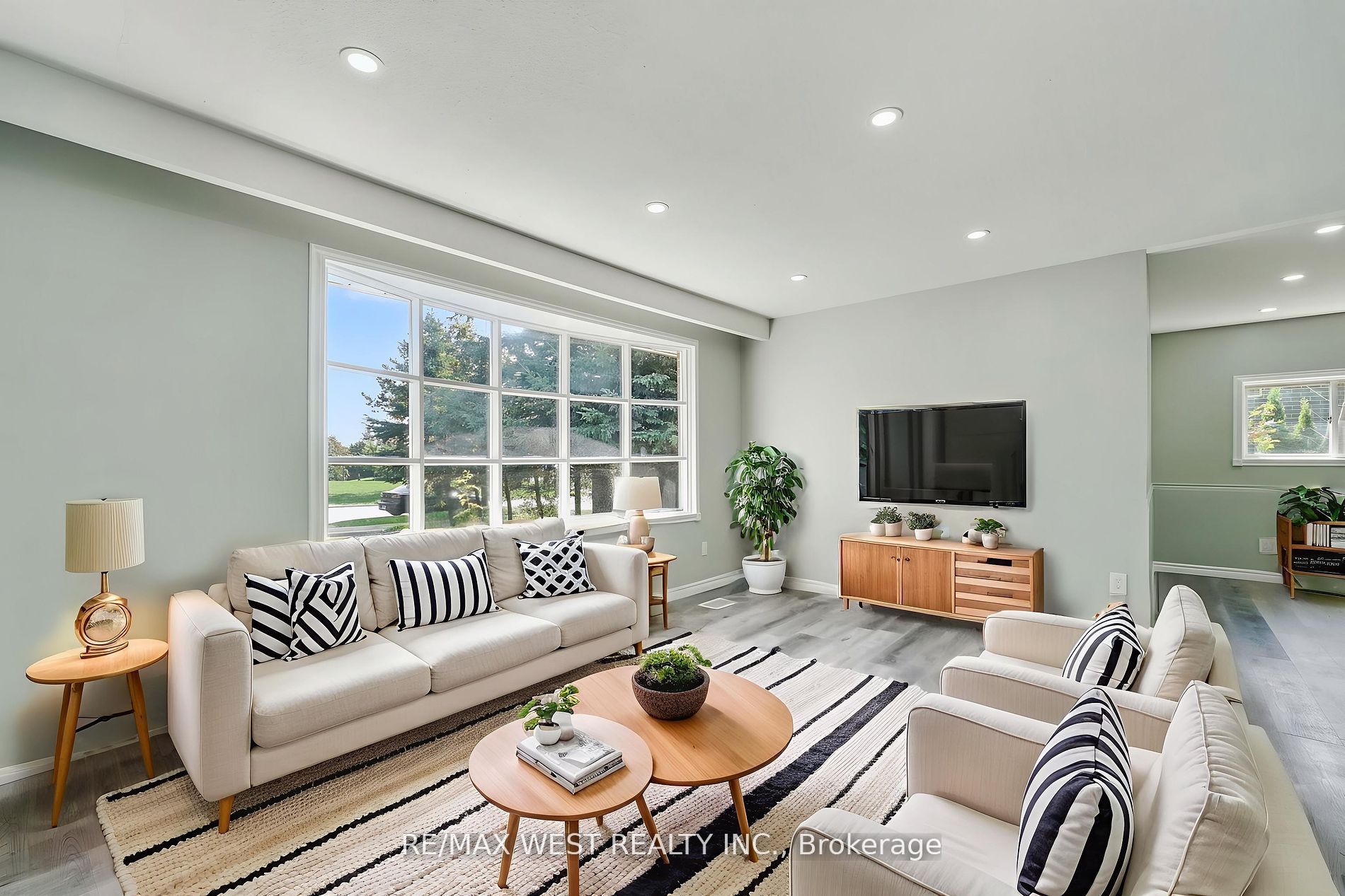 15 Lawrence Avenue Property Photo 2