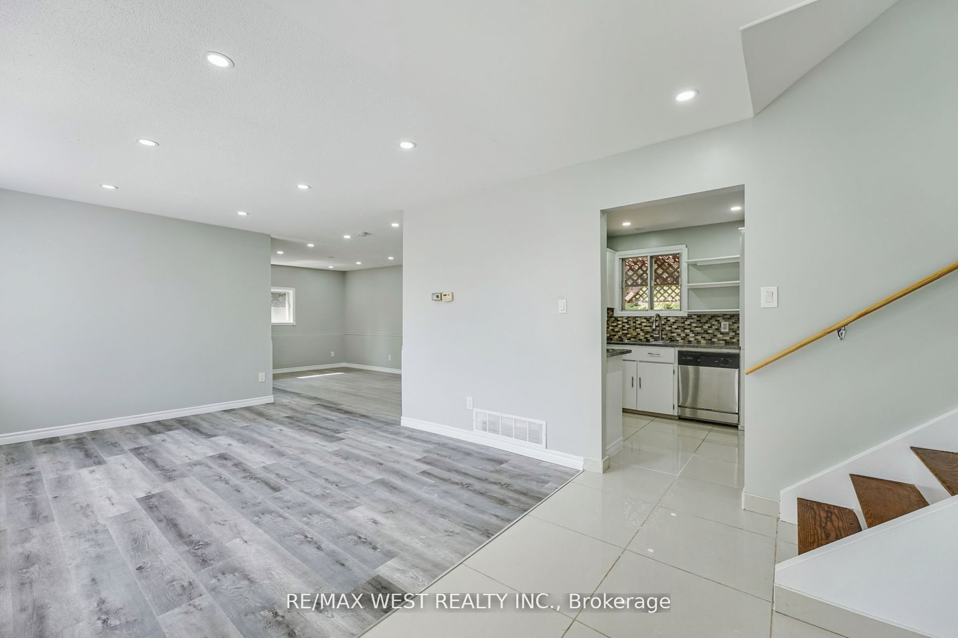 15 Lawrence Avenue Property Photo 3