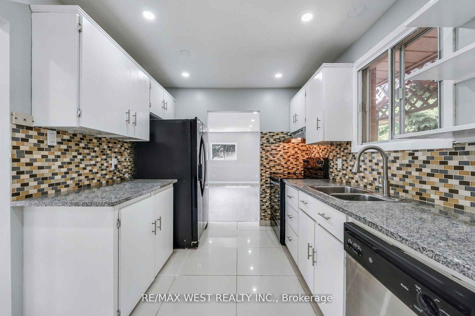 15 Lawrence Avenue Property Photo 4