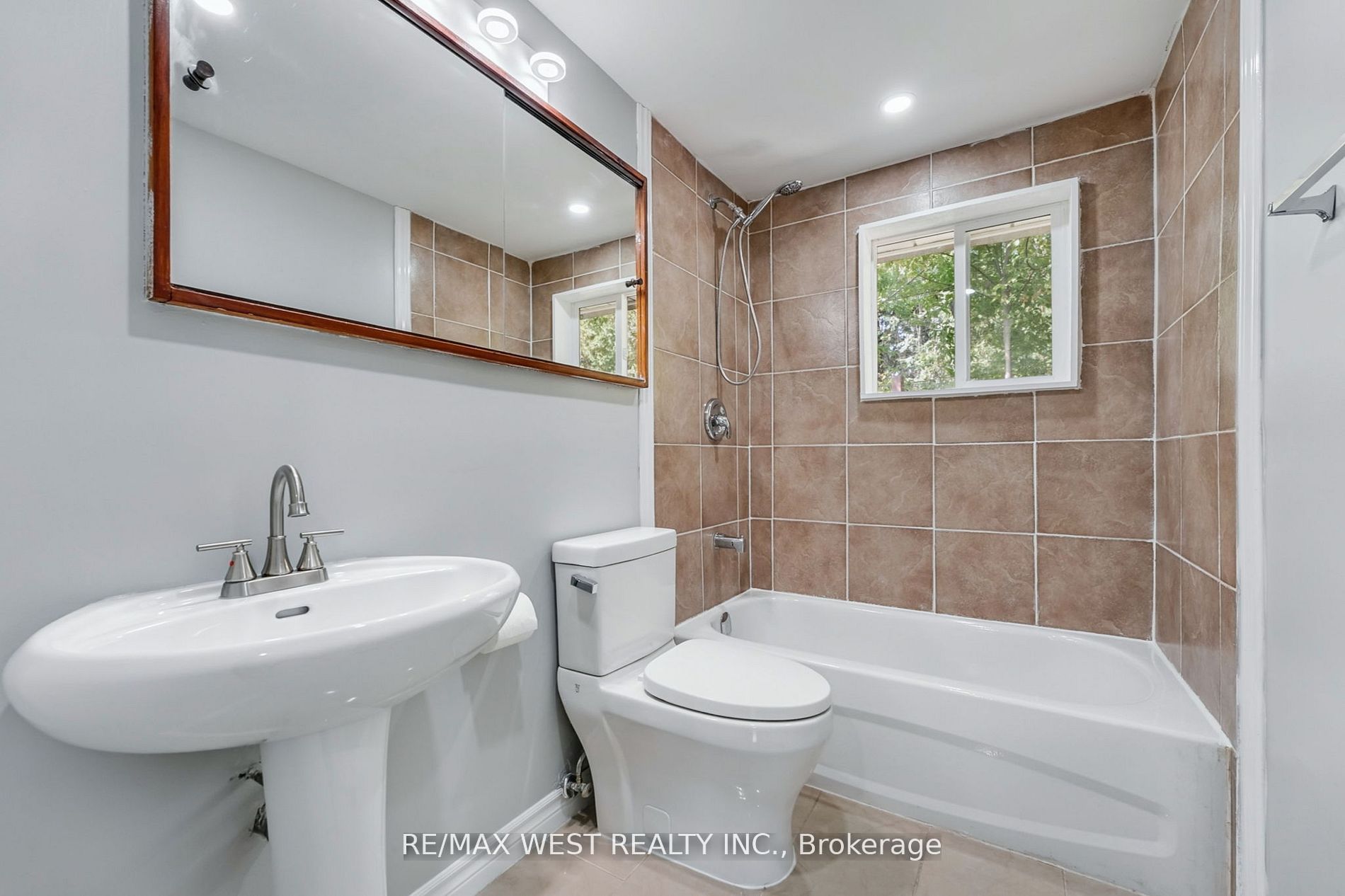 15 Lawrence Avenue Property Photo 9