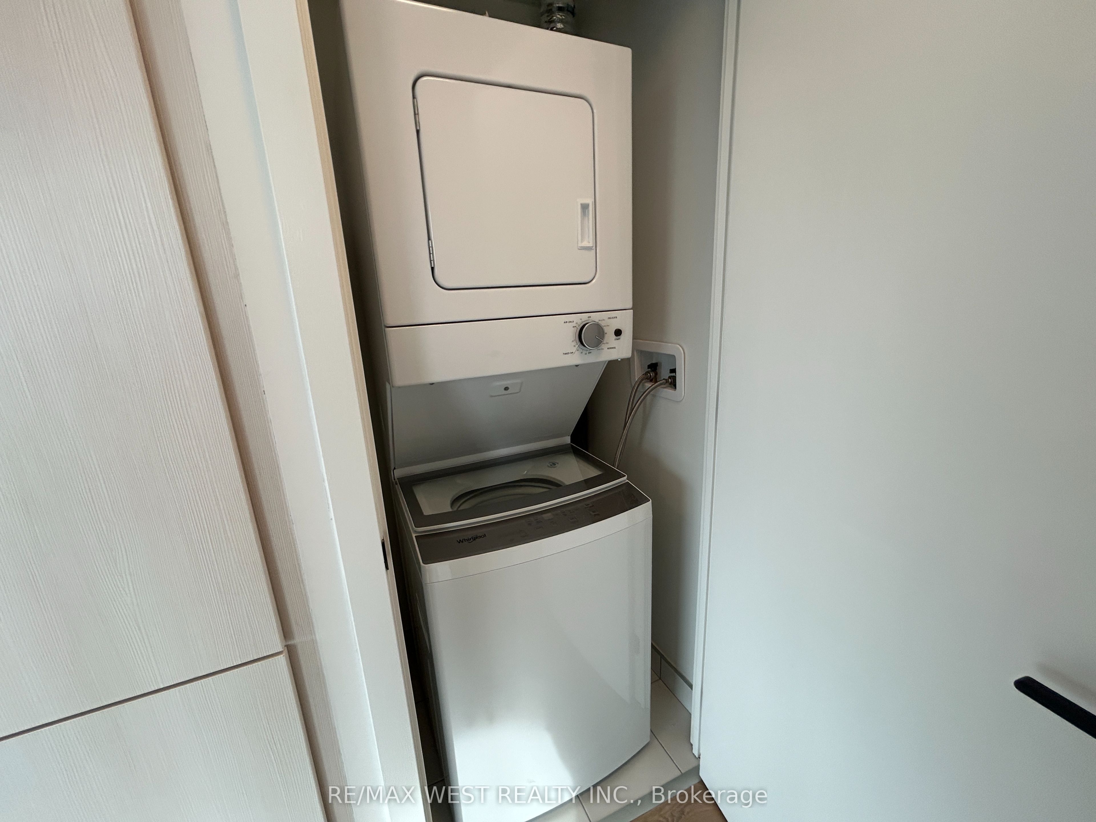 10 Graphophone Grove 403 Property Photo 8