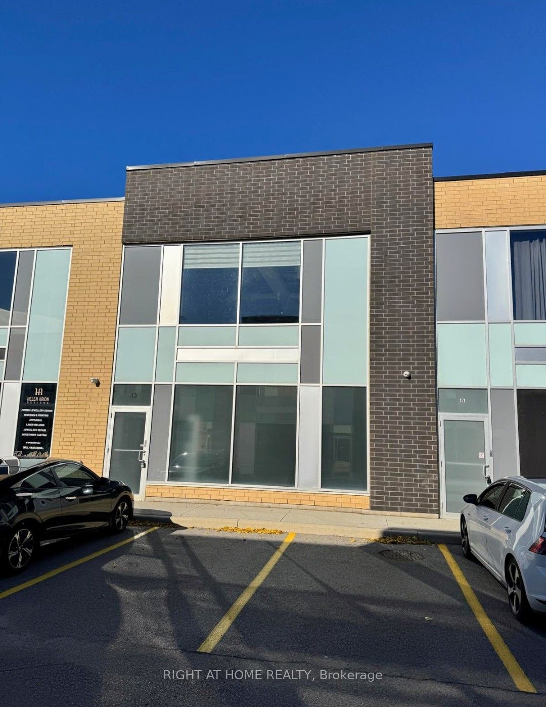 1215 Queensway E Property Photo 1