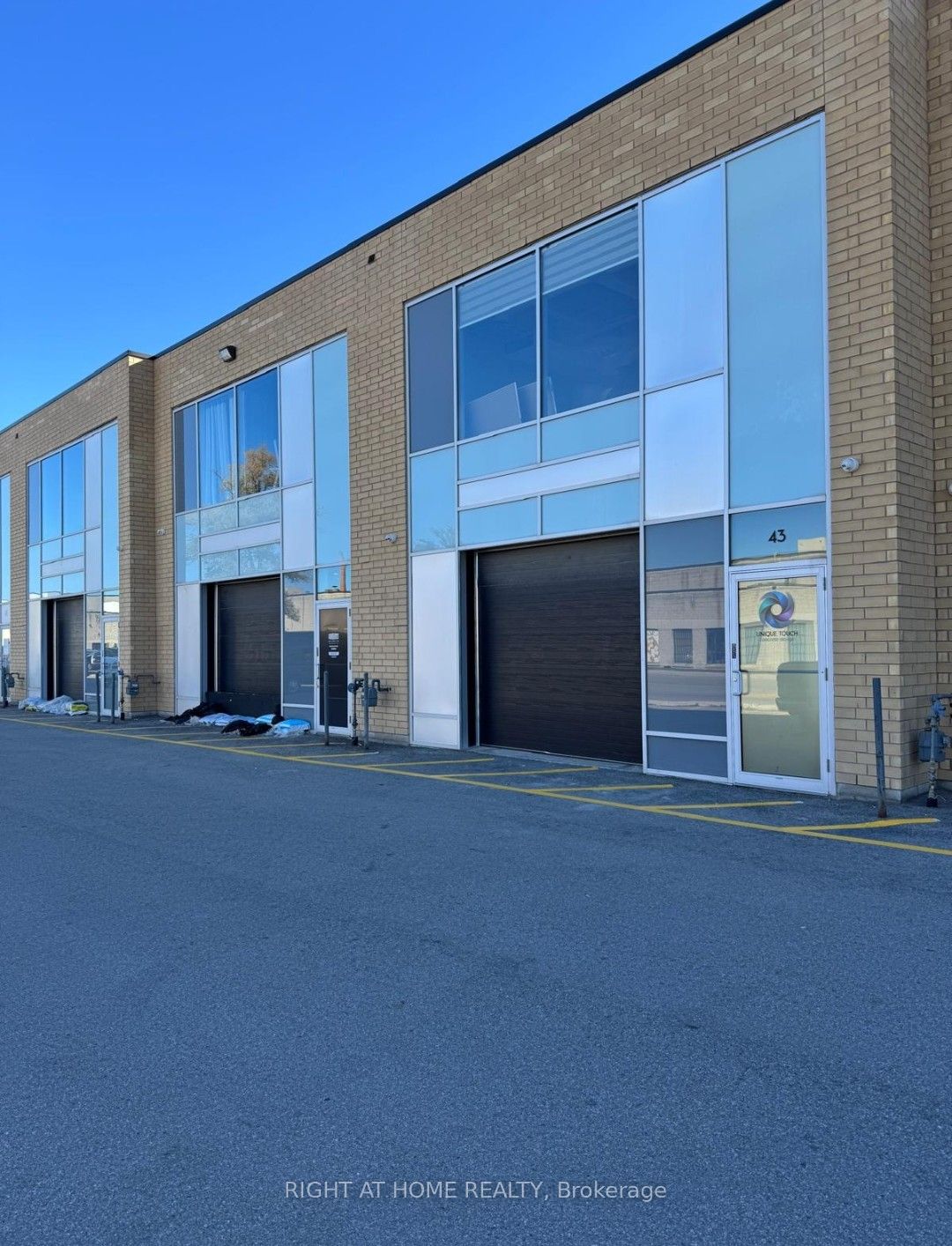 1215 Queensway E Property Photo 2