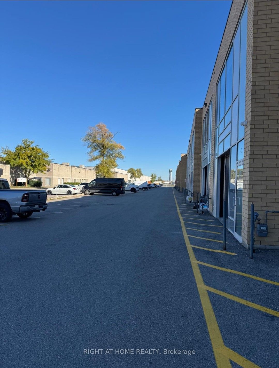 1215 Queensway E Property Photo 3