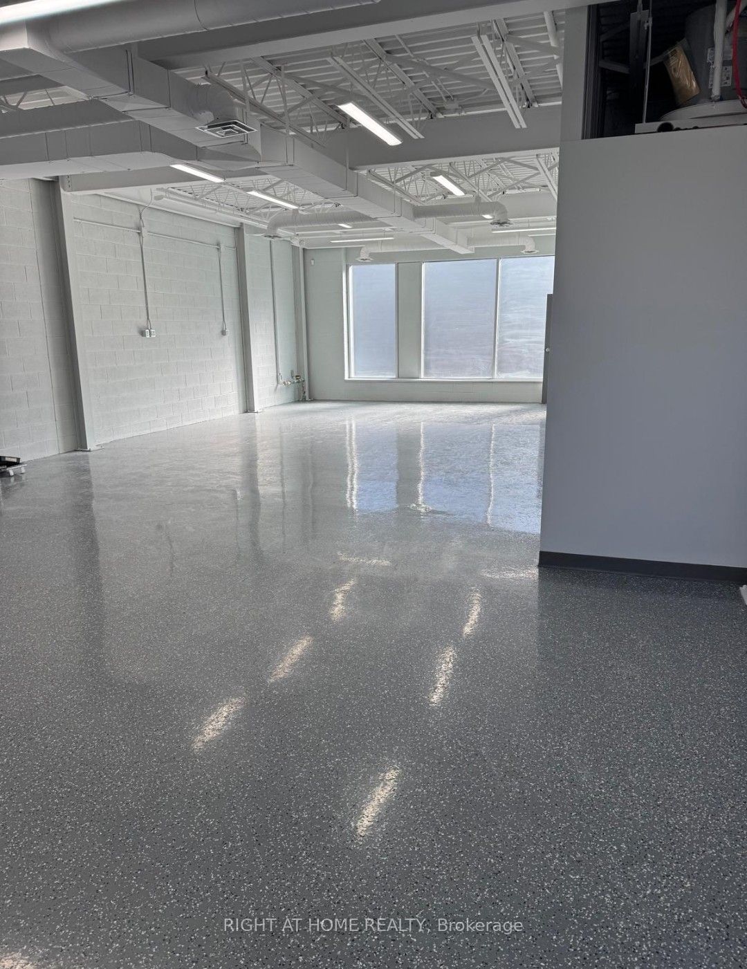 1215 Queensway E Property Photo 4