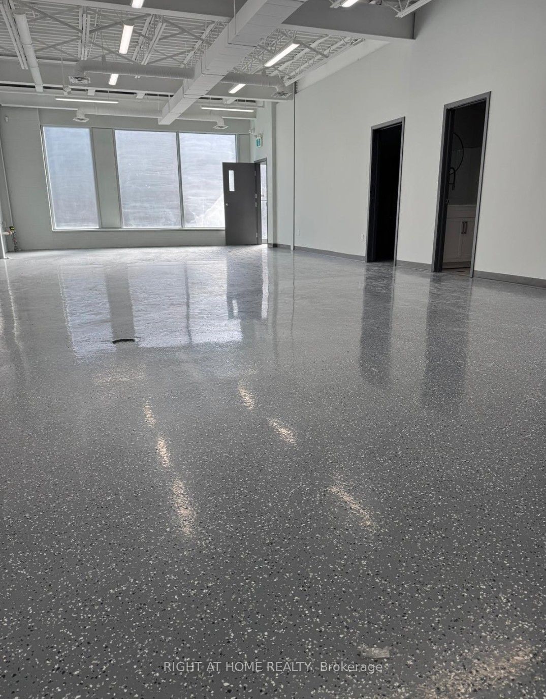 1215 Queensway E Property Photo 5