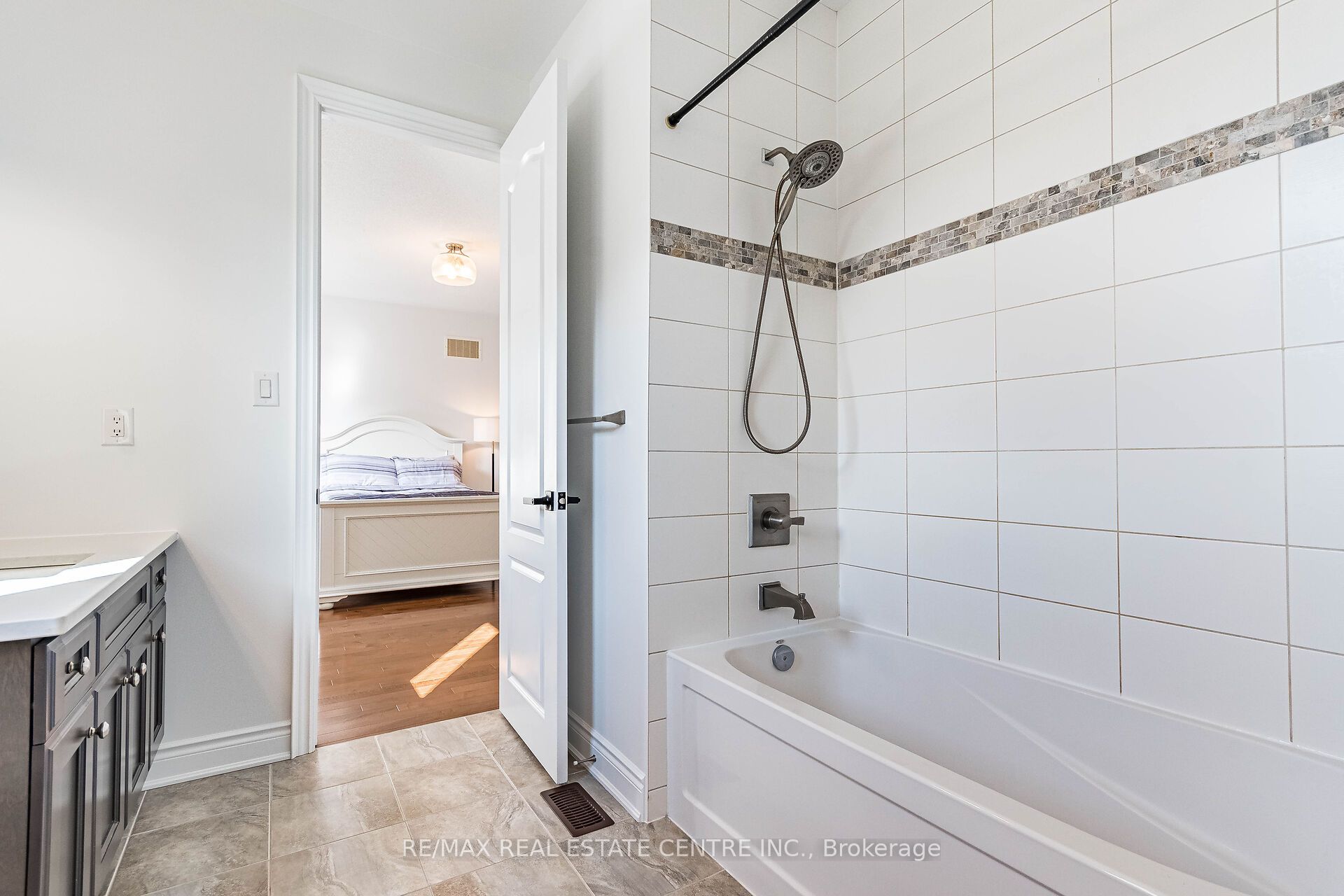 931 Syndenham Lane Property Photo 34