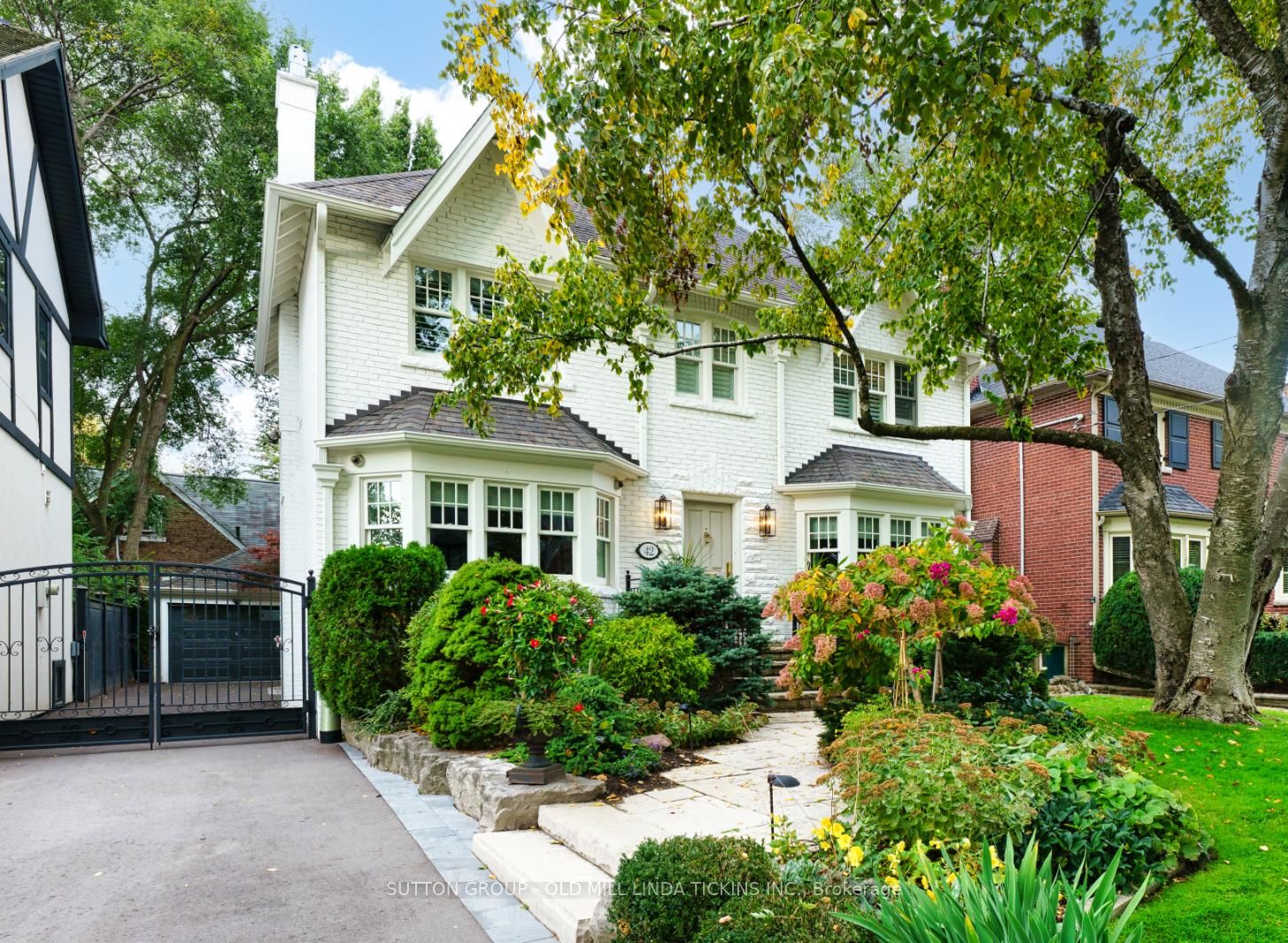 42 Brentwood Road N Property Photo 2