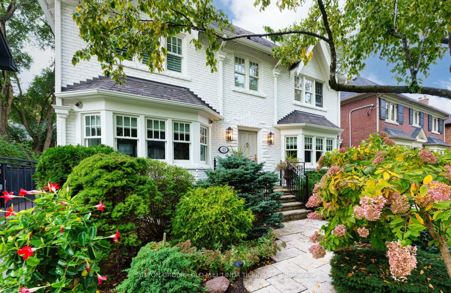 42 Brentwood Road N Property Photo 4