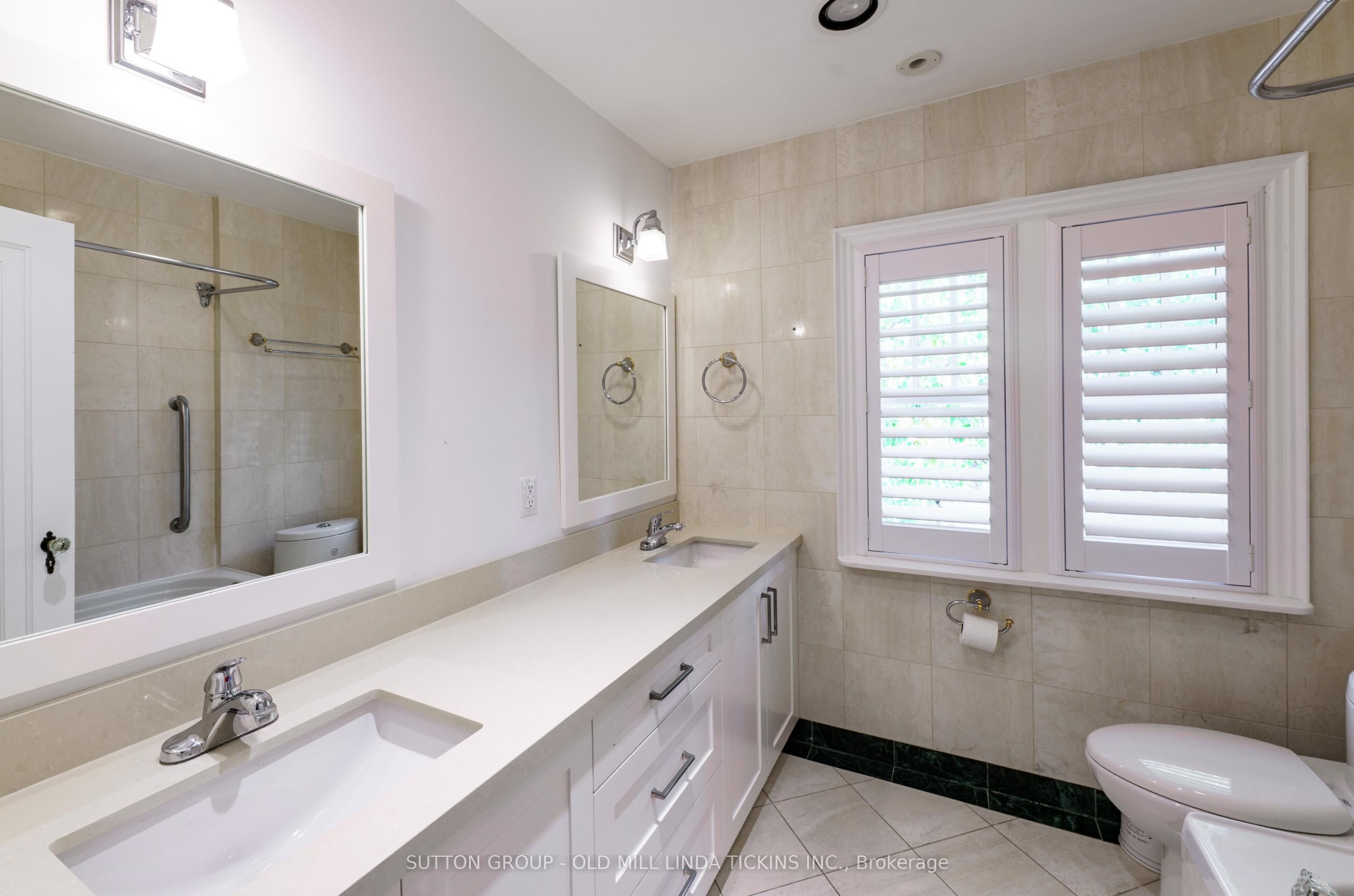 42 Brentwood Road N Property Photo 24