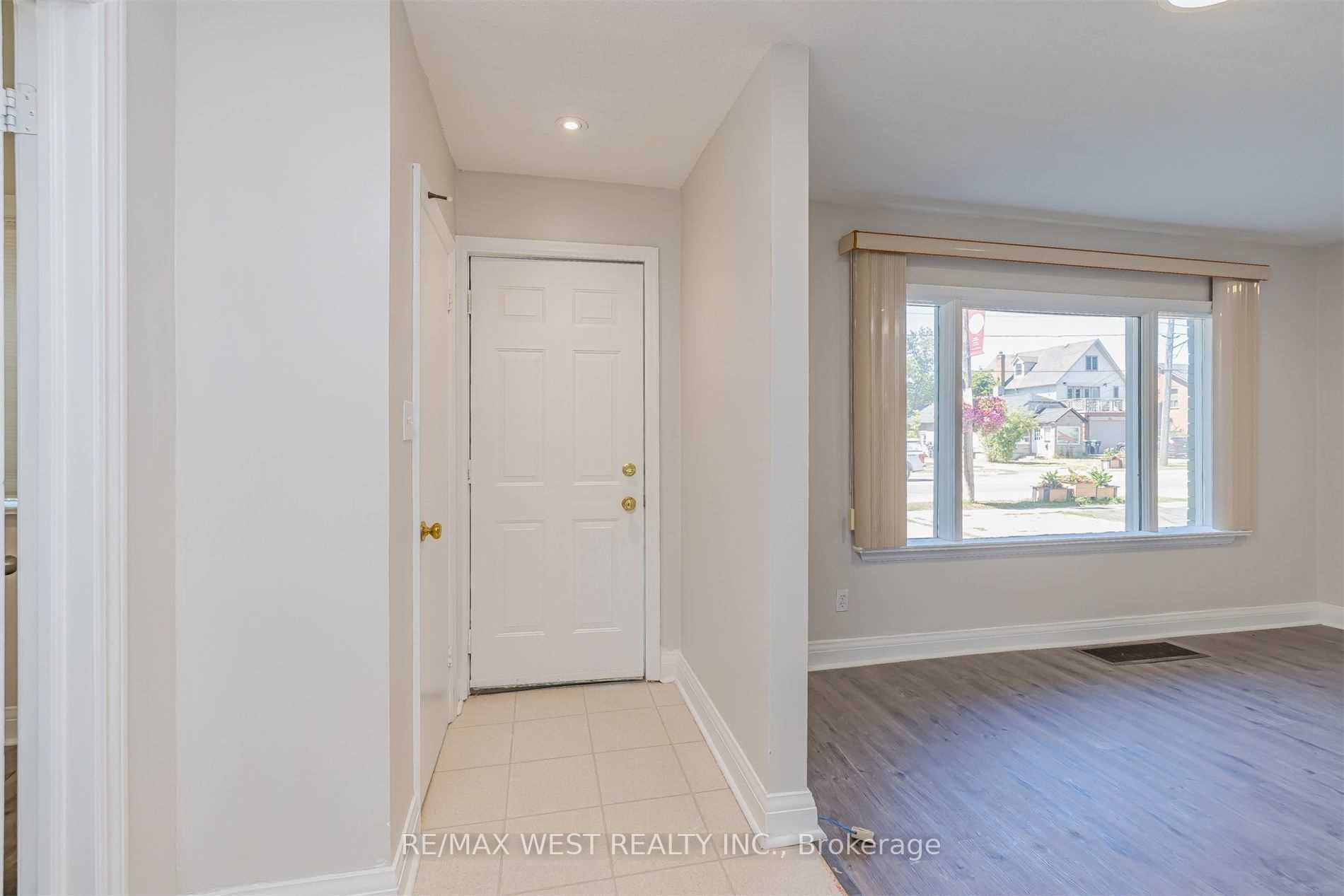 45 Queen St N Property Photo 2