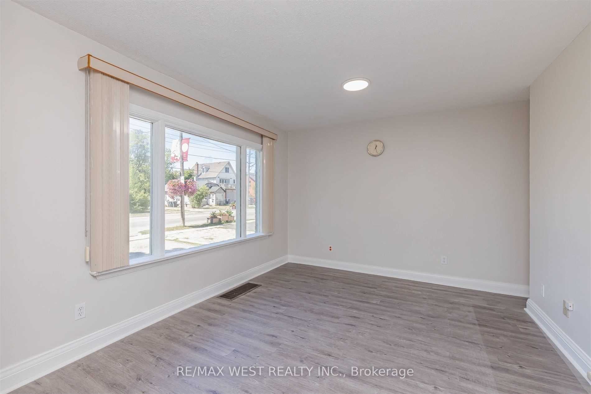 45 Queen St N Property Photo 3