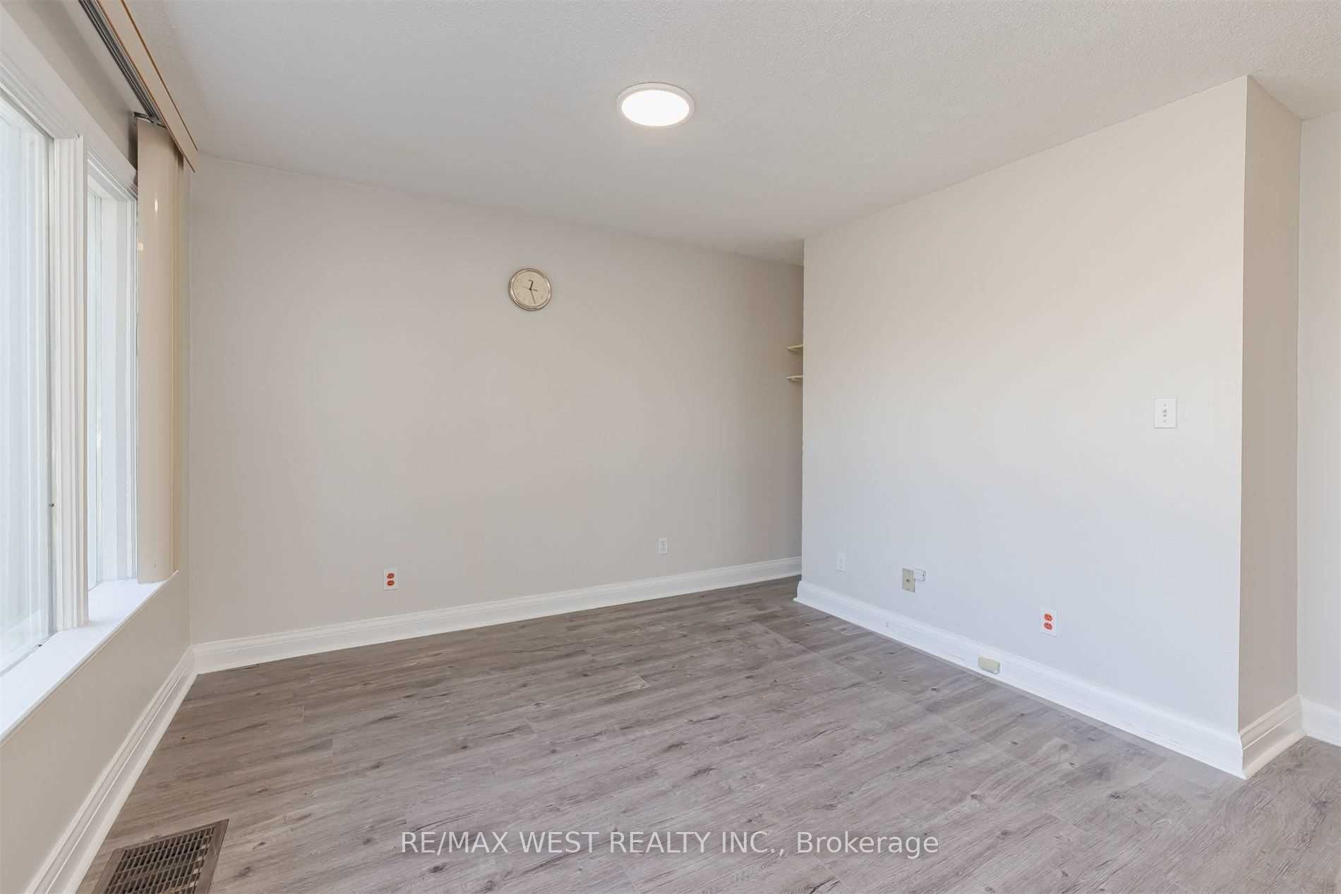 45 Queen St N Property Photo 4