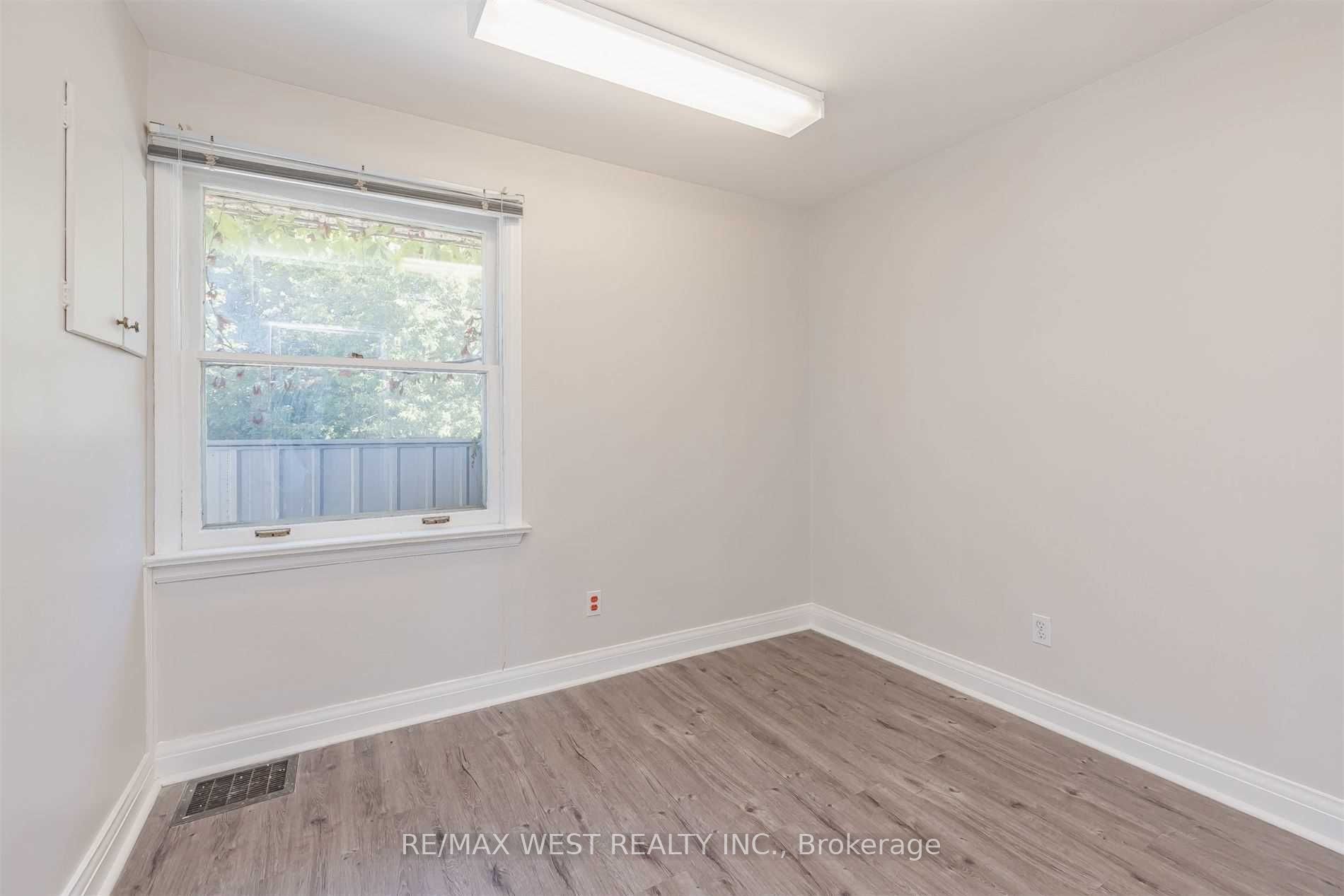 45 Queen St N Property Photo 9