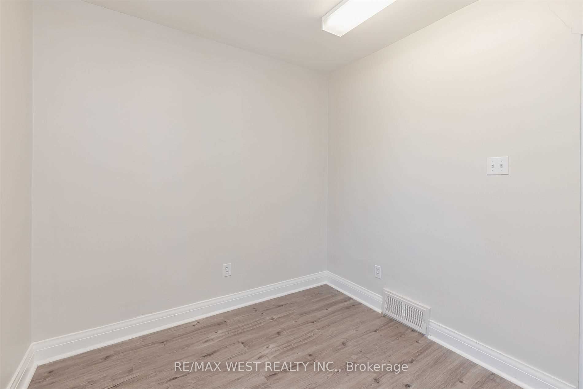 45 Queen St N Property Photo 10