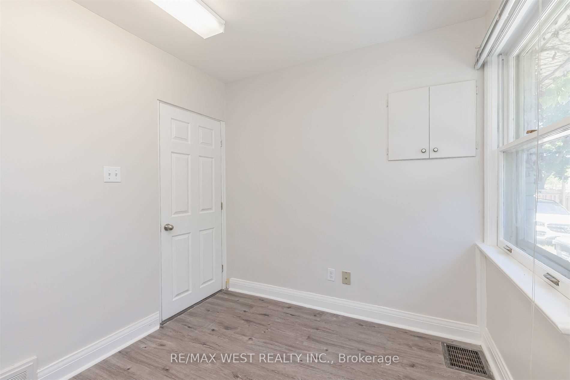 45 Queen St N Property Photo 11