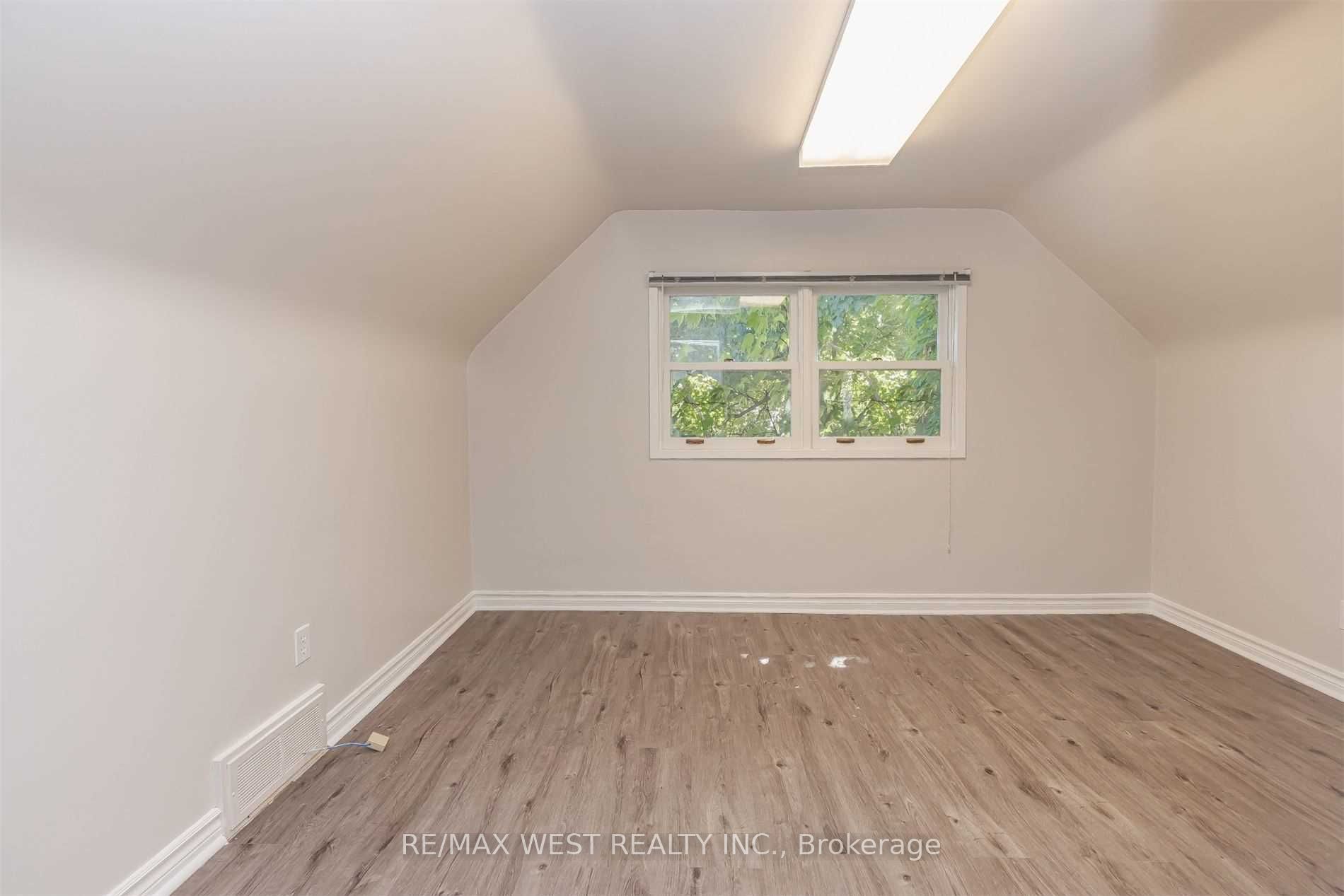 45 Queen St N Property Photo 16