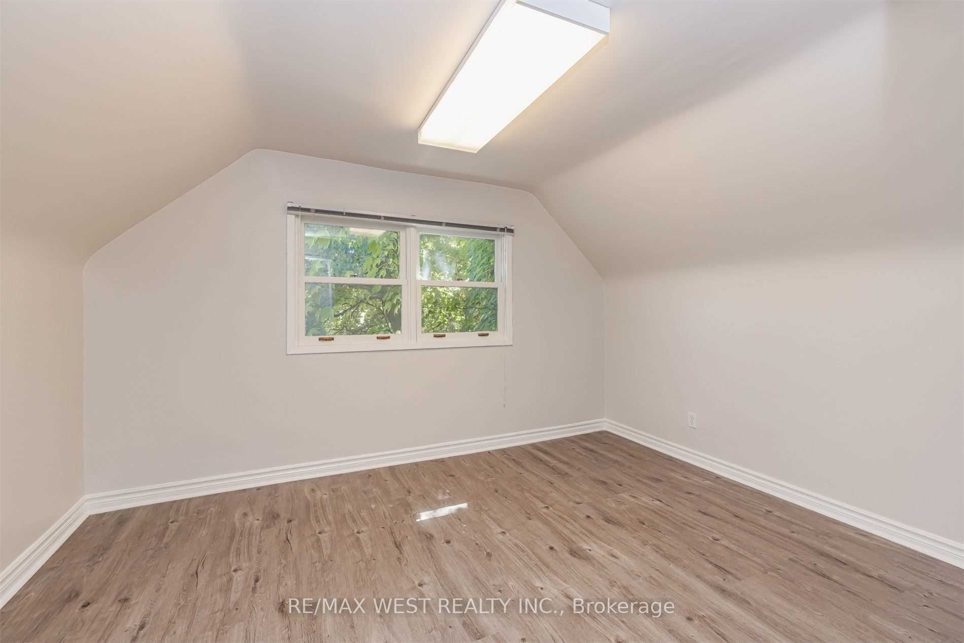 45 Queen St N Property Photo 17