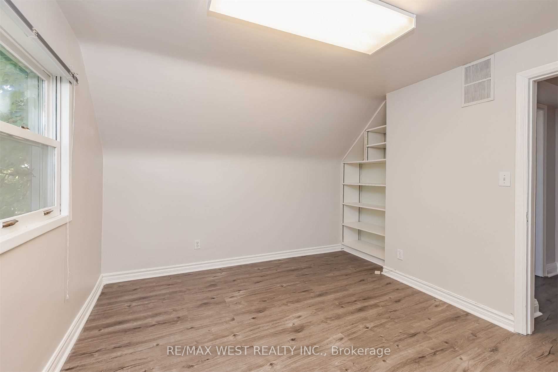 45 Queen St N Property Photo 18