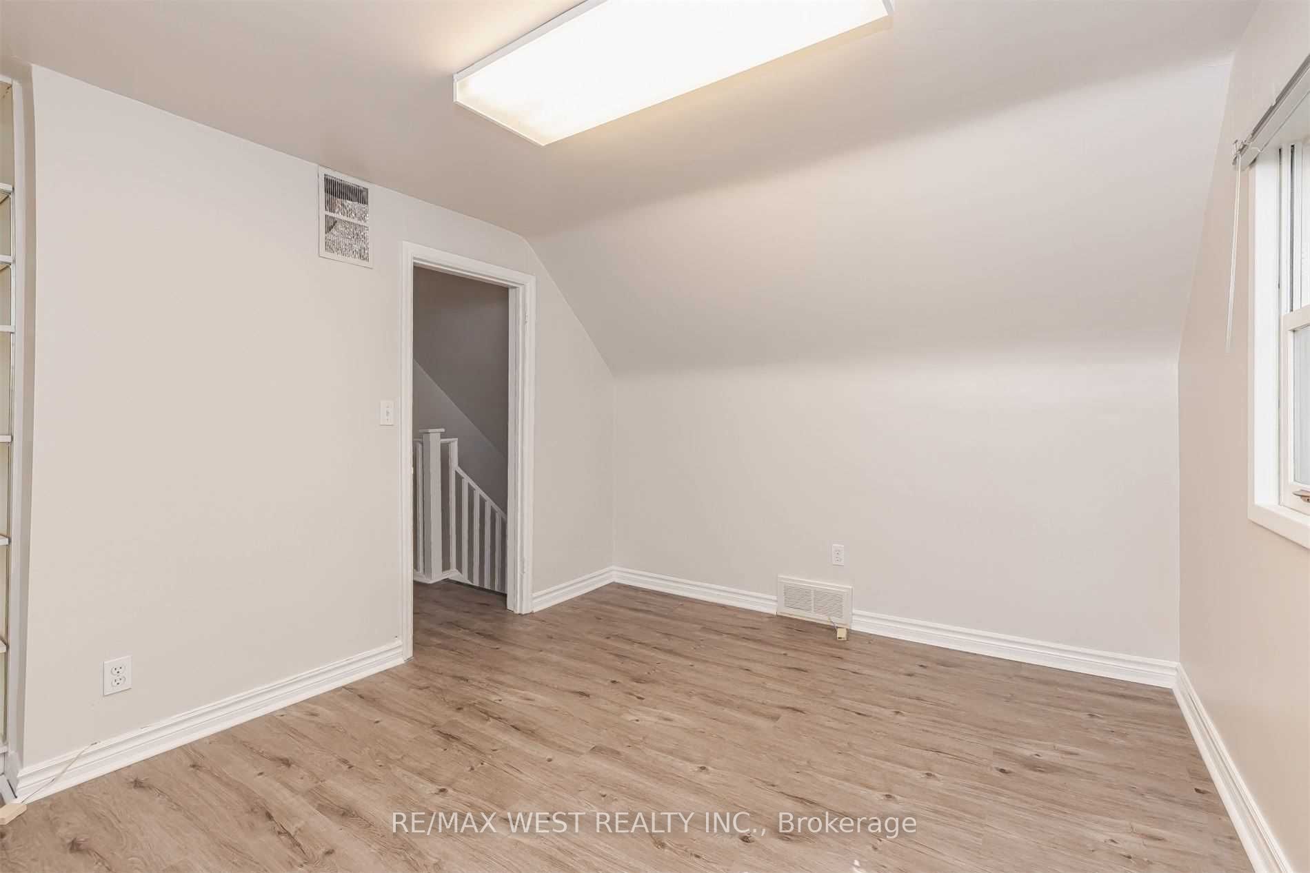 45 Queen St N Property Photo 19