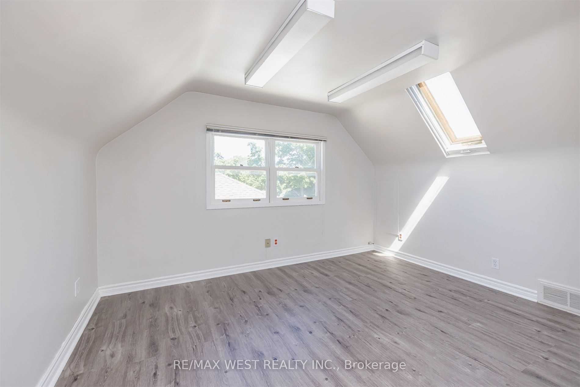 45 Queen St N Property Photo 20