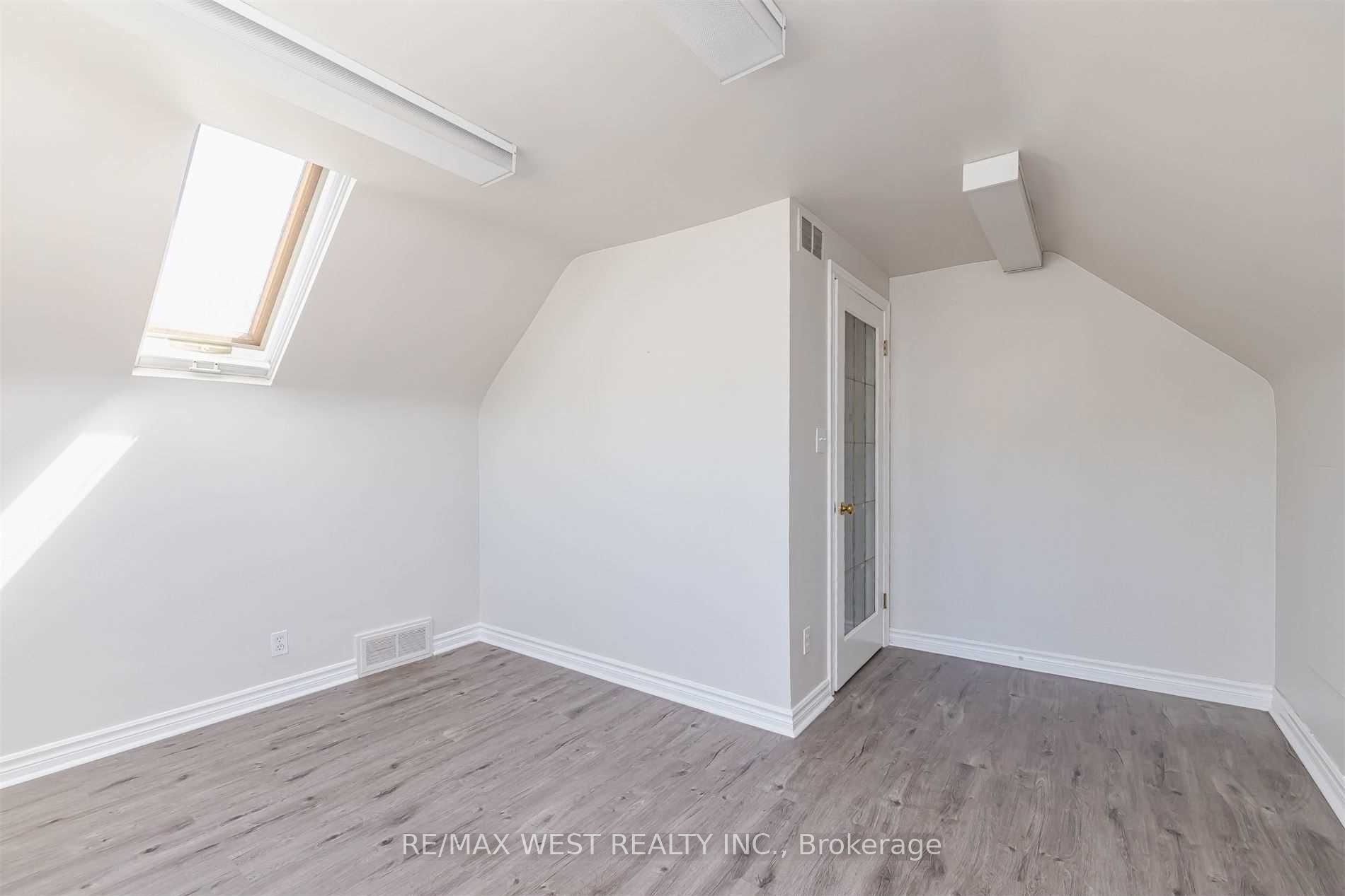 45 Queen St N Property Photo 21