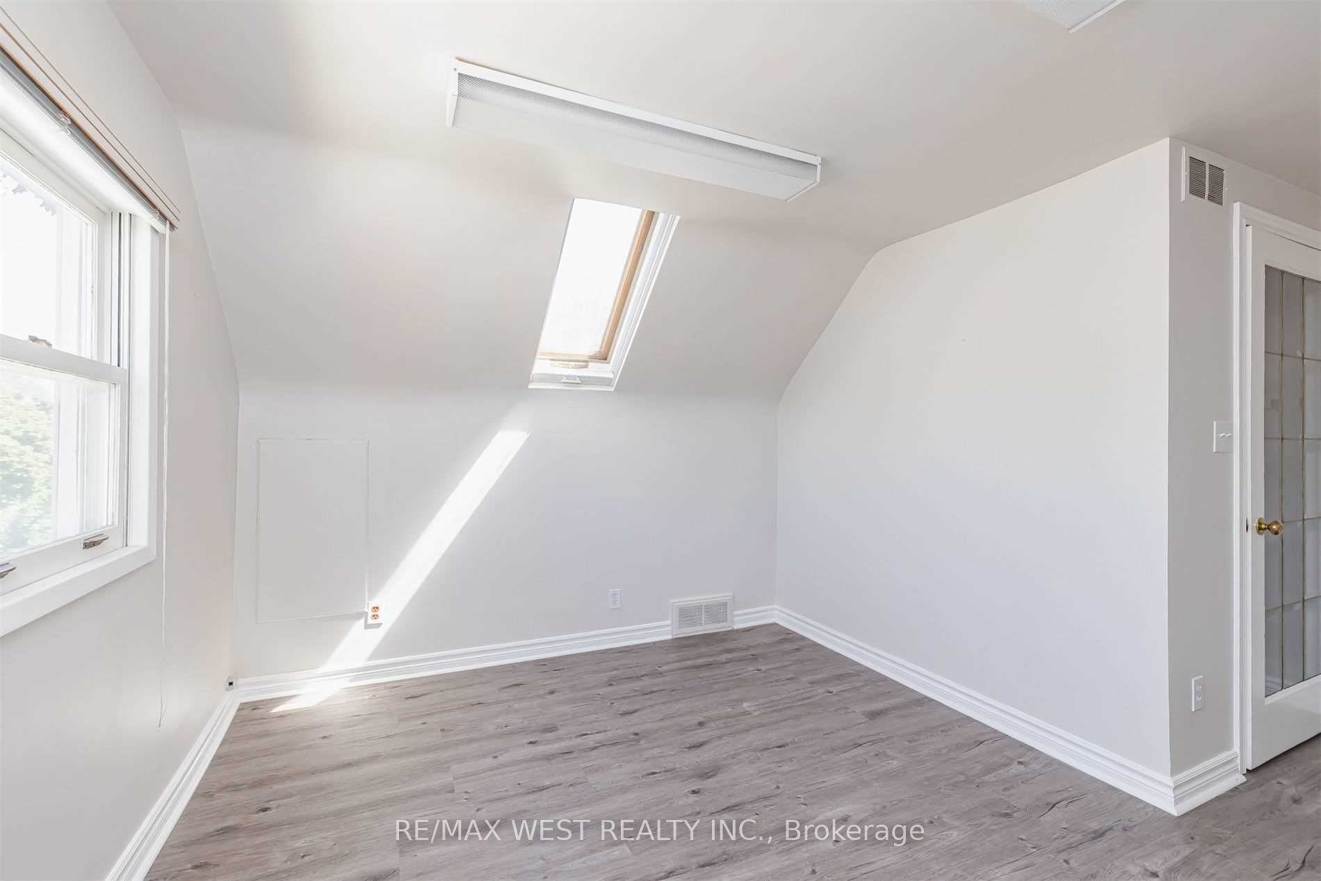 45 Queen St N Property Photo 22