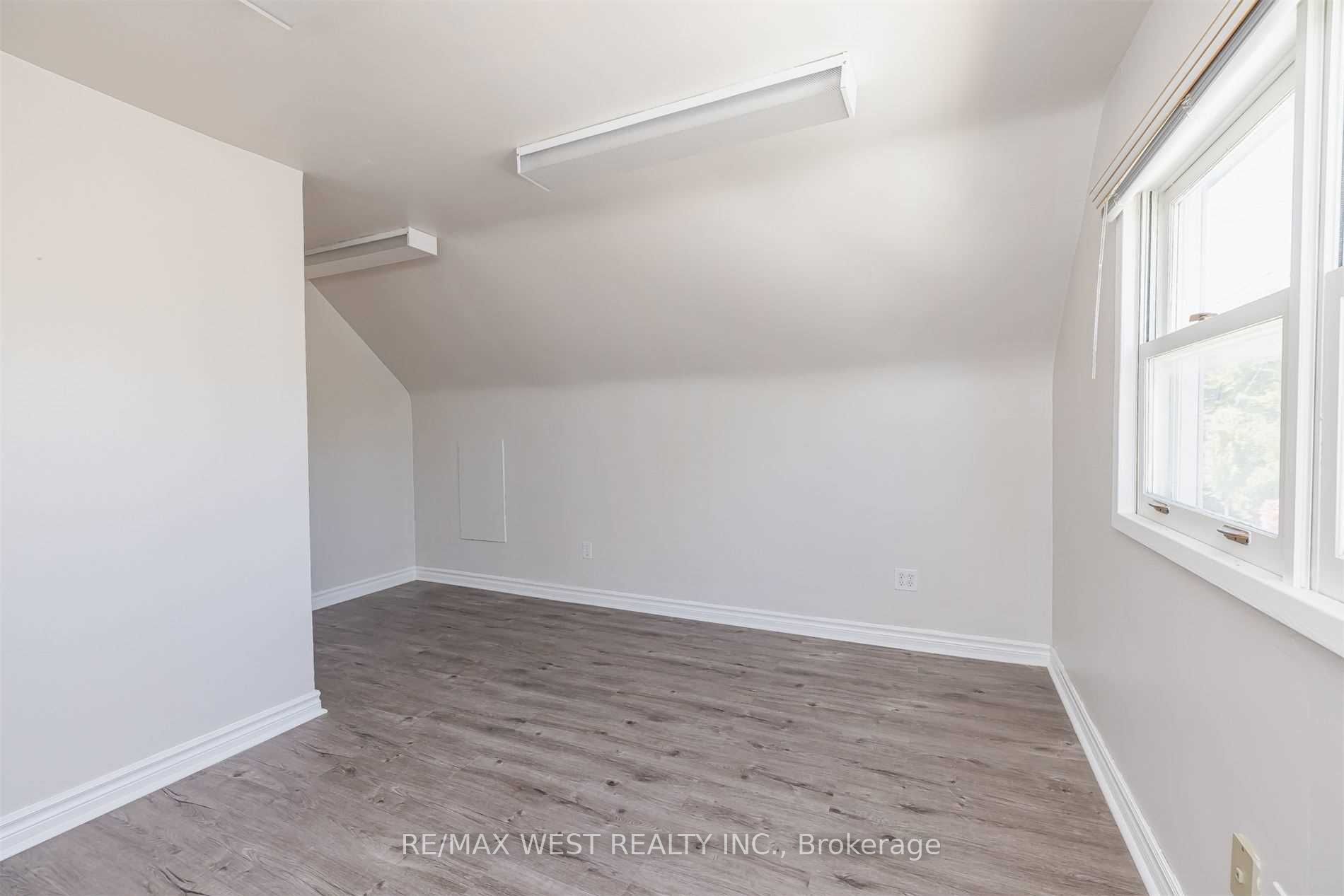 45 Queen St N Property Photo 23