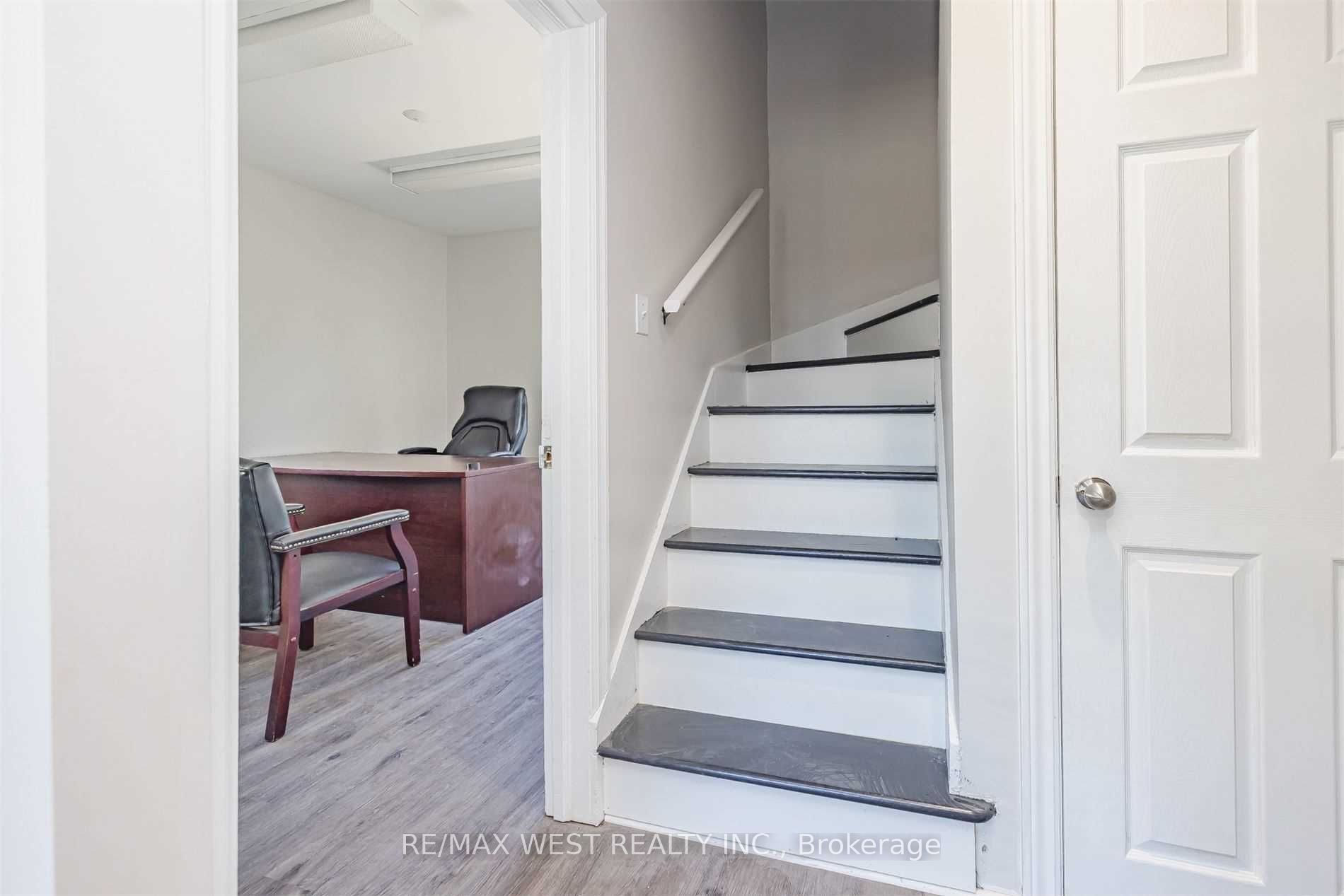 45 Queen St N Property Photo 24