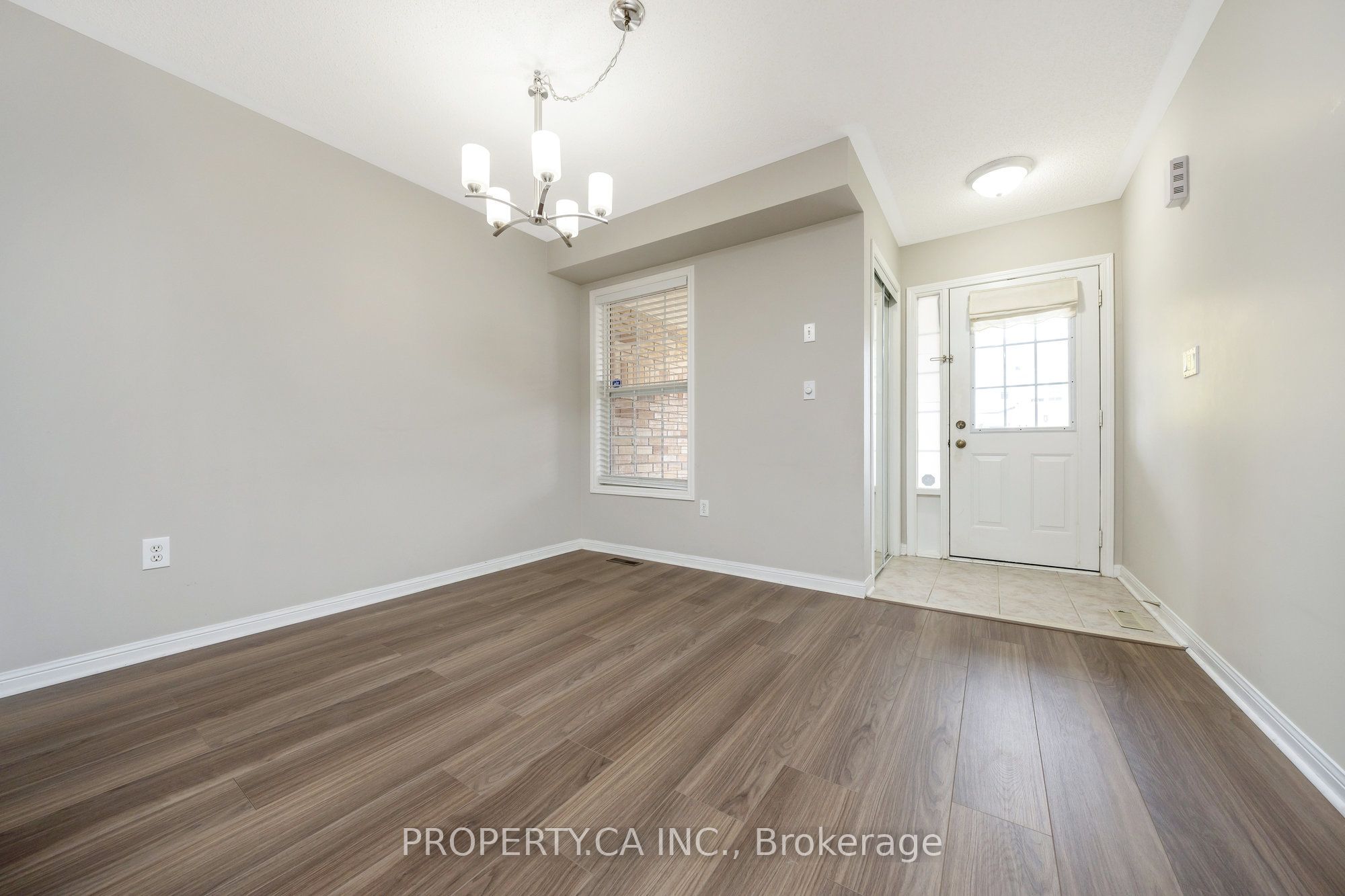 1637 Stover Cres Property Photo 3