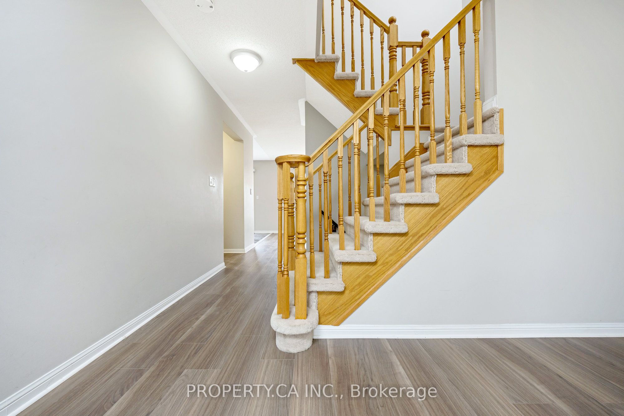 1637 Stover Cres Property Photo 4