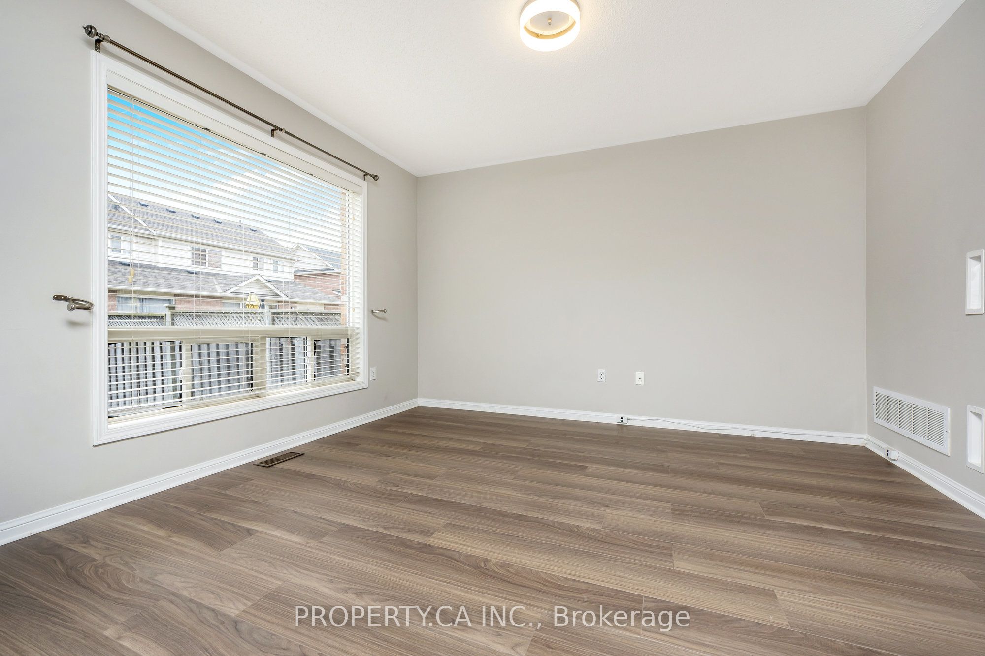 1637 Stover Cres Property Photo 5