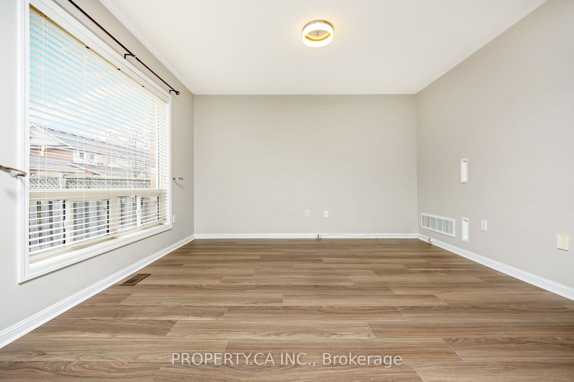 1637 Stover Cres Property Photo 6