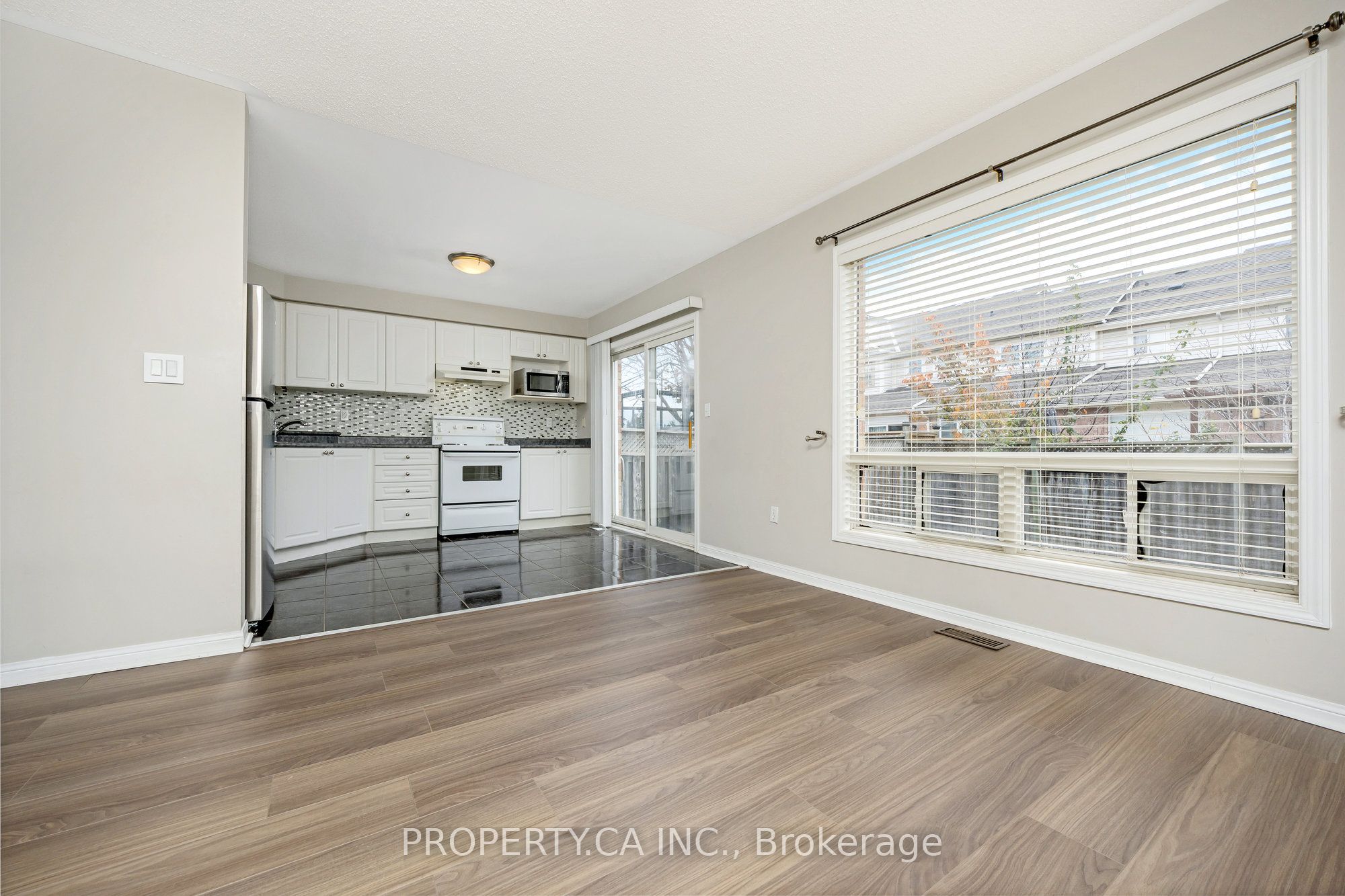 1637 Stover Cres Property Photo 7