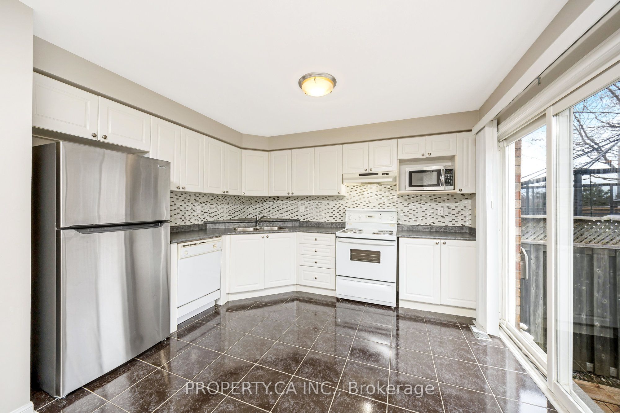 1637 Stover Cres Property Photo 8