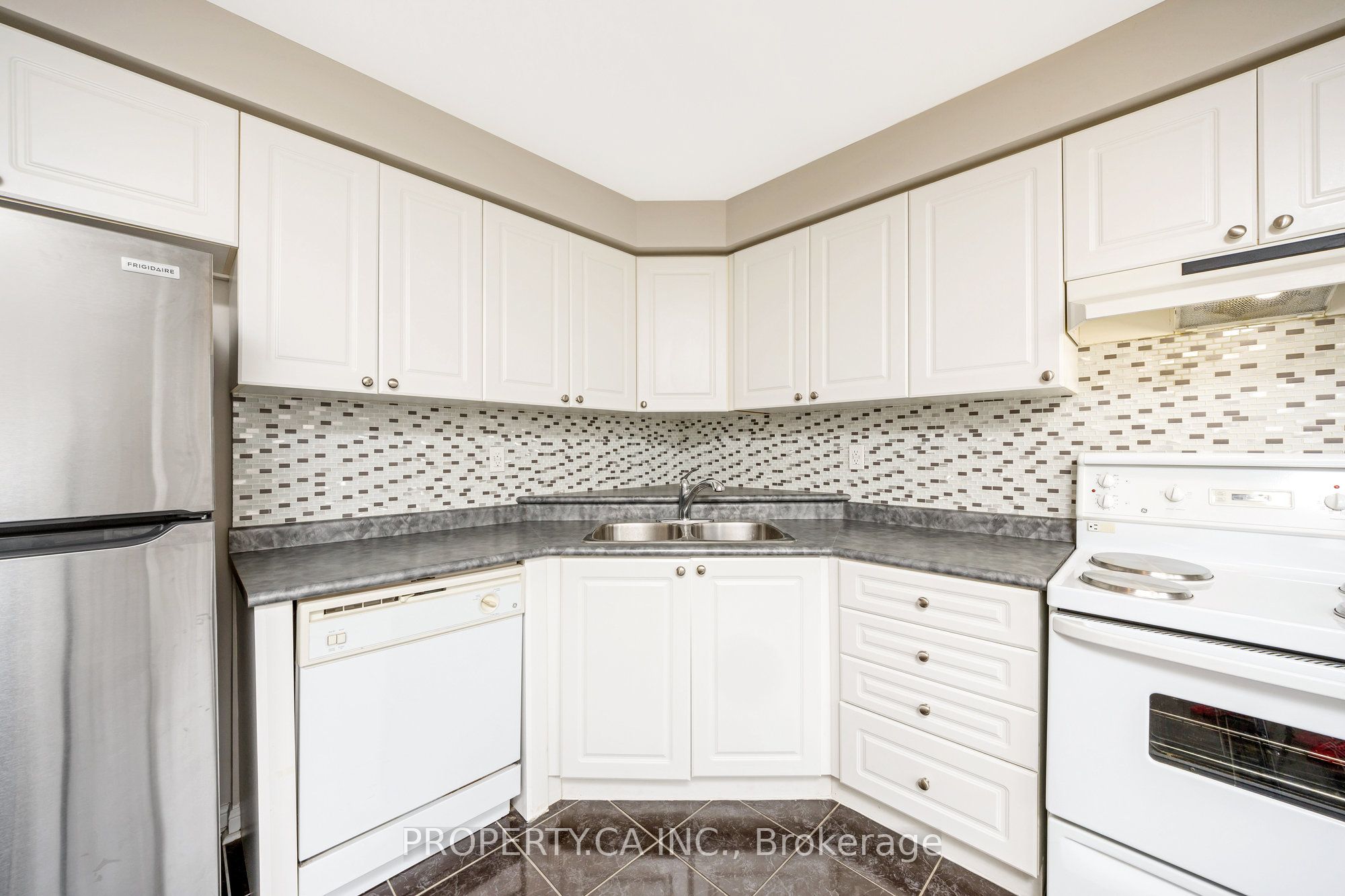 1637 Stover Cres Property Photo 9