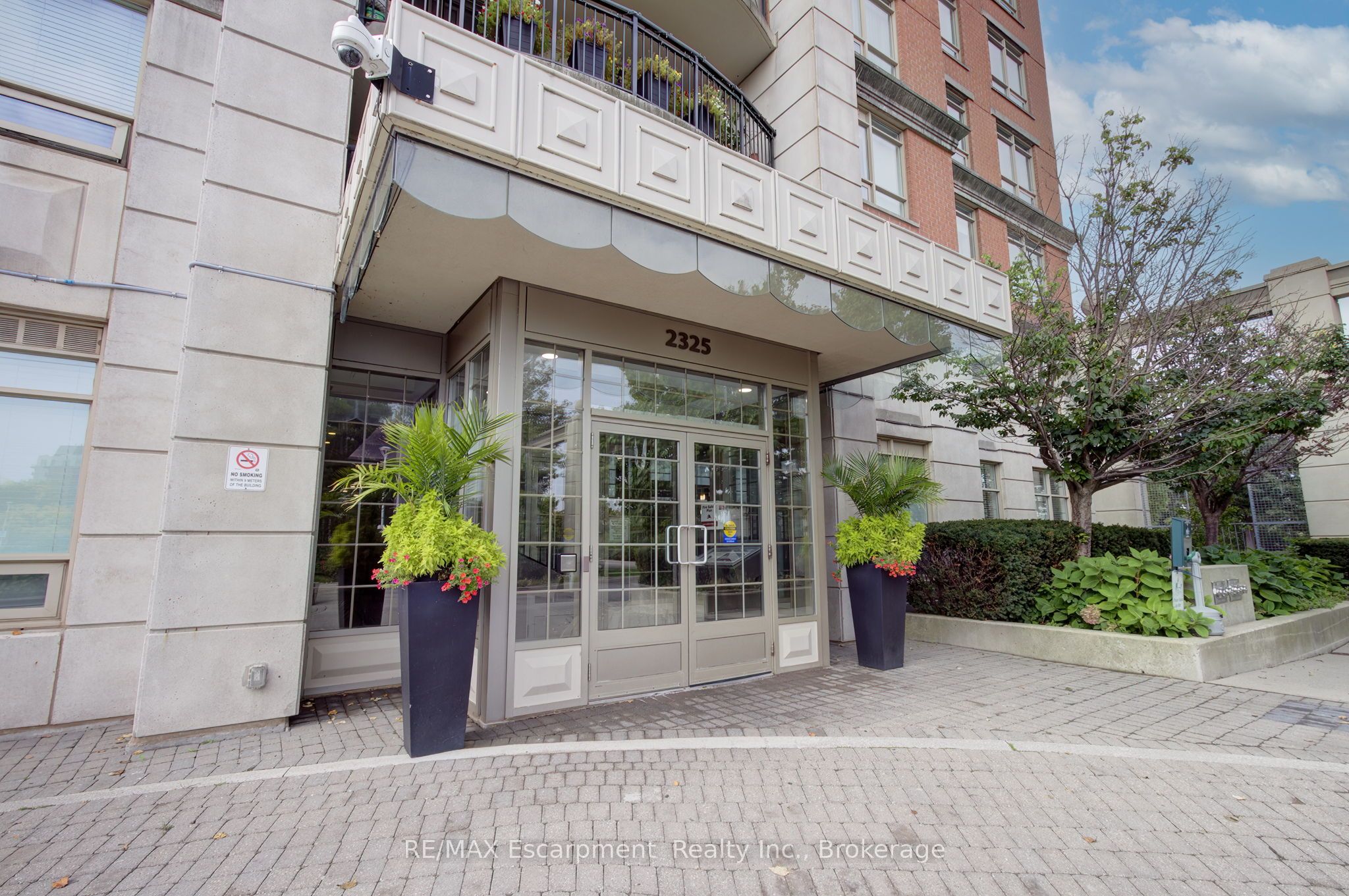 2325 Central Park Dr Property Photo 3